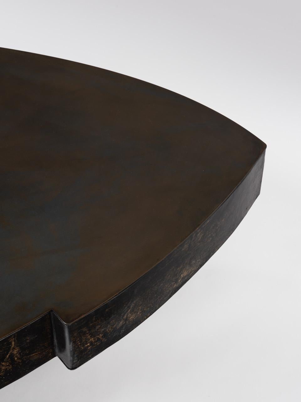 Fragmento contemporáneo Mesa de centro II pequeña de cuero patinado negro Hecho a mano en venta