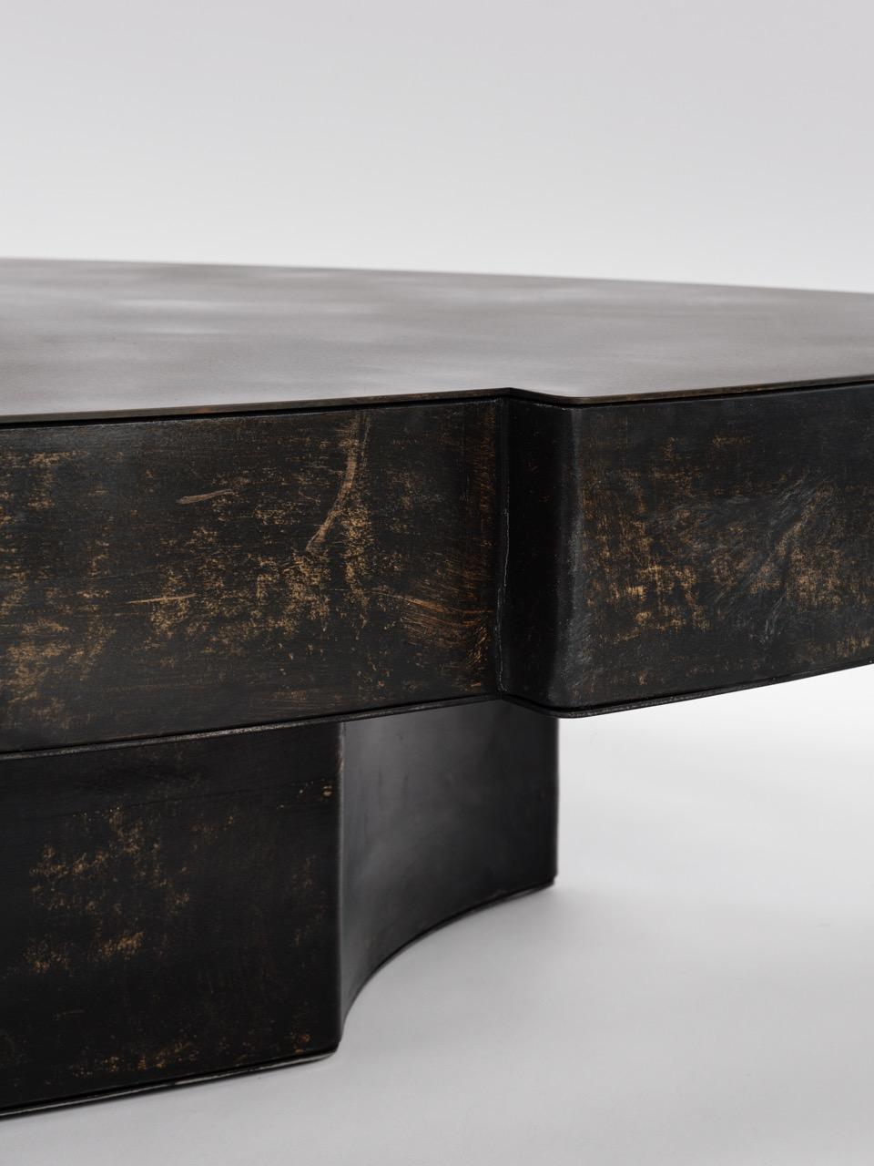 Fragmento contemporáneo Mesa de centro II pequeña de cuero patinado negro en Nuevo estado para la venta en 1204, CH