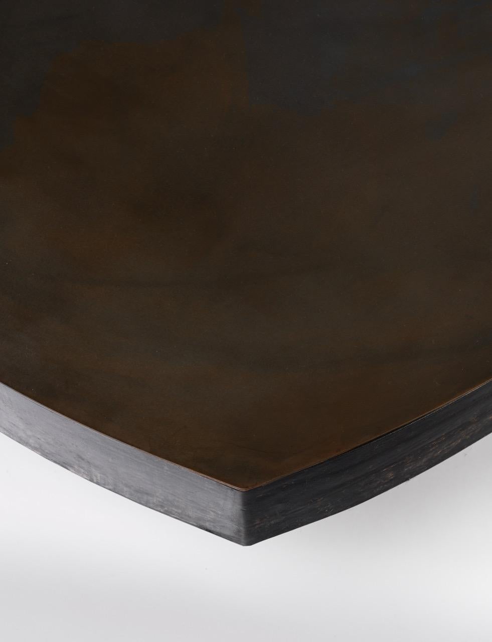 Fragmento contemporáneo Mesa de centro II pequeña de cuero patinado negro Siglo XXI y contemporáneo en venta