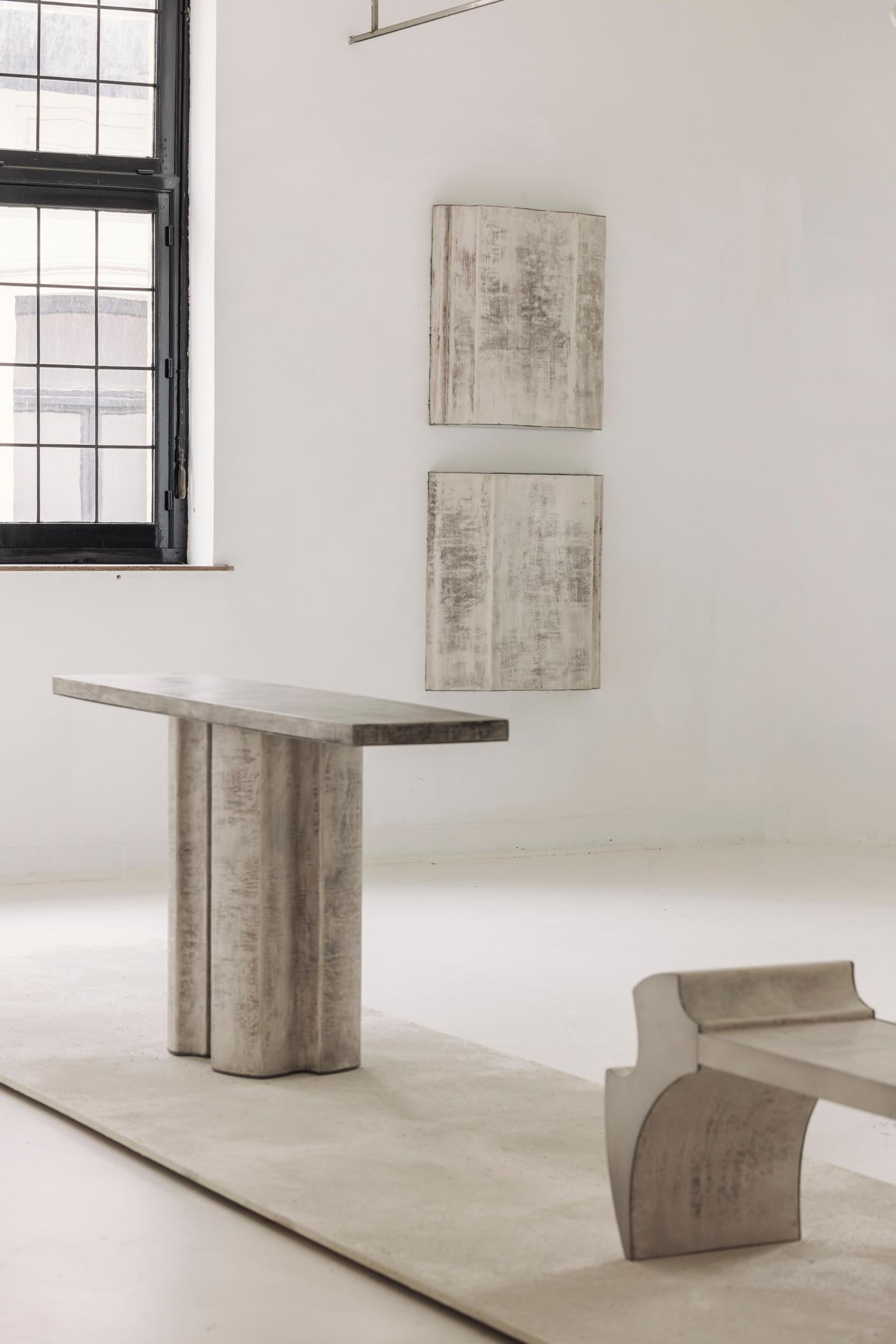 Consola Contemporánea Fragmento III de cuero patinado blanco hueso en Nuevo estado para la venta en 1204, CH