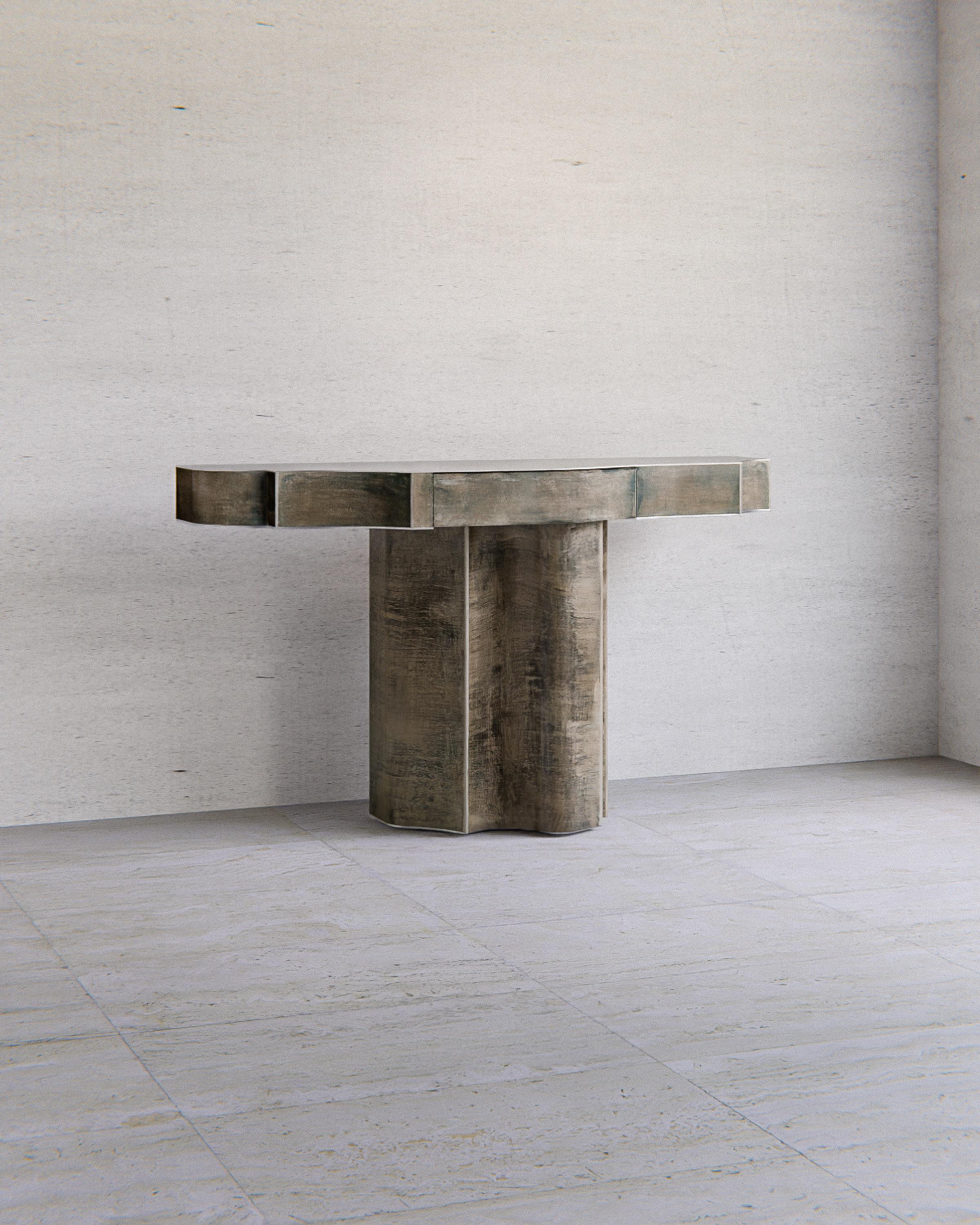 Jumandie Seys est une artiste et architecte d'intérieur belge dont le travail se situe à la frontière entre l'art et le design. Dans sa quête de l'expression pure de la forme et de la matière, il crée des objets d'une pureté sculpturale, juxtaposant