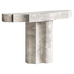 Console Fragment contemporanea con pelle patinata chiara di Jumandie Seys