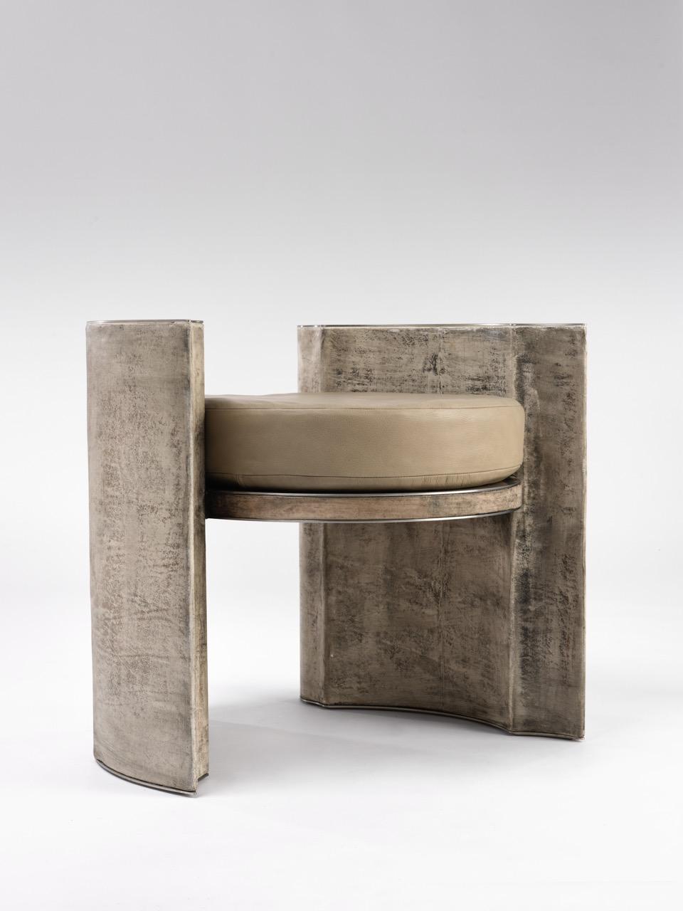 Belga Sedia da scrivania Fragment contemporanea con pelle patinata in osso bianco in vendita