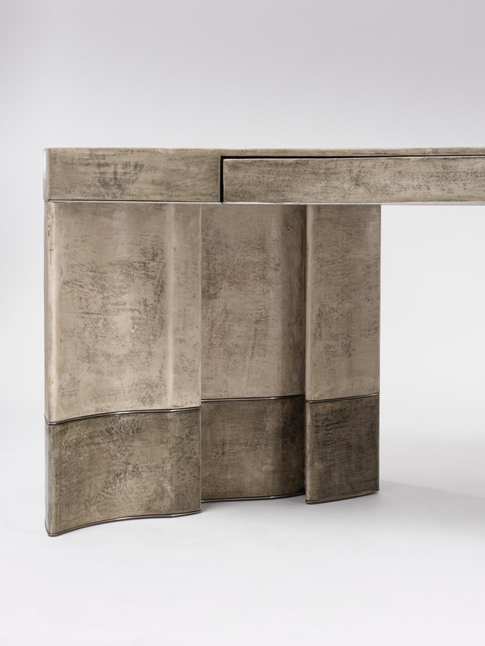 Contemporary Fragment Desk mit knochenweiß patiniertem Leder im Angebot 7