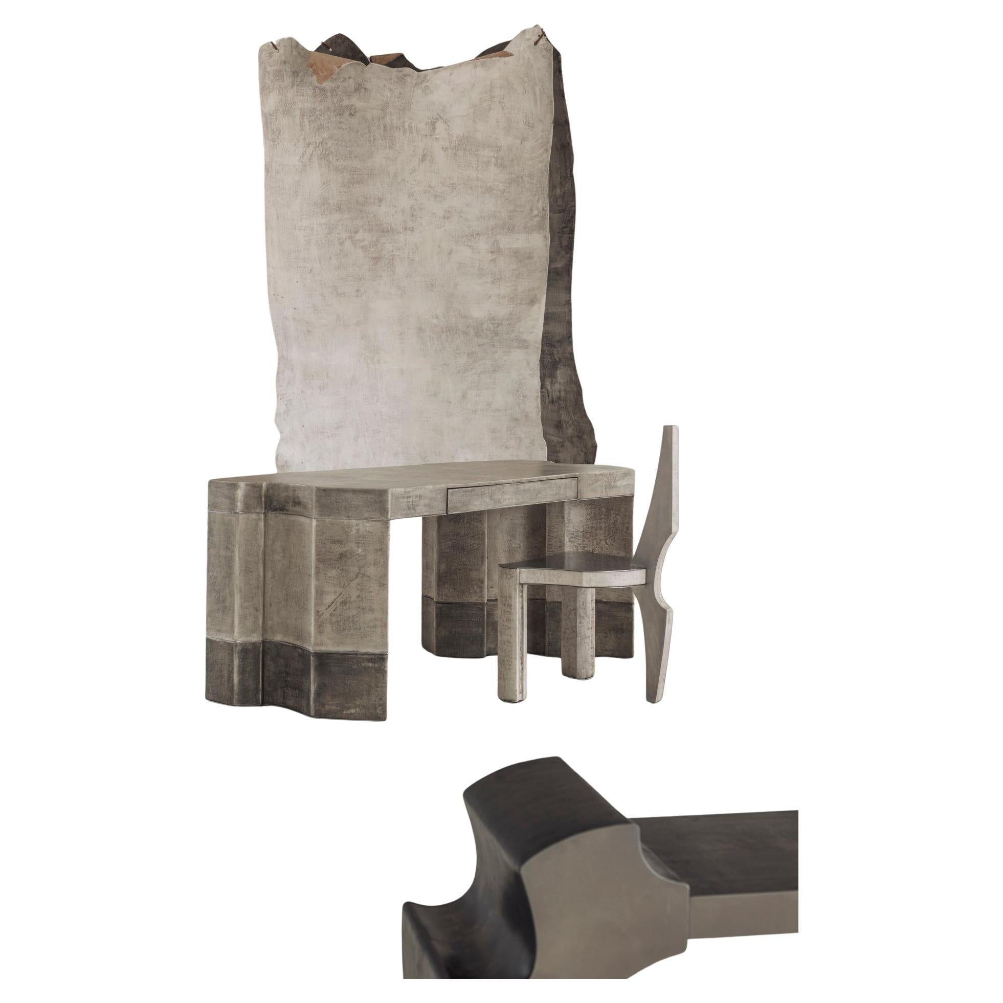 Contemporary Fragment Desk mit knochenweiß patiniertem Leder (Belgisch) im Angebot