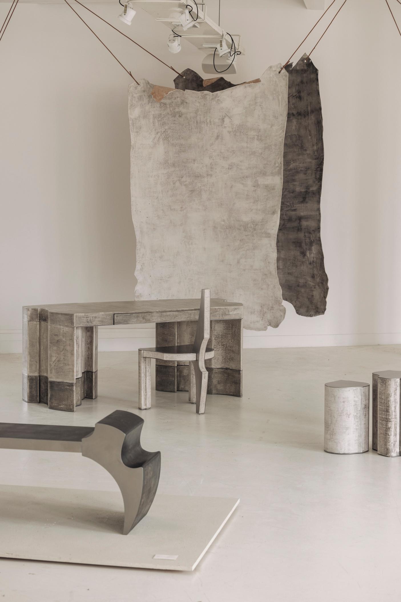 Contemporary Fragment Desk mit knochenweiß patiniertem Leder (Handgefertigt) im Angebot
