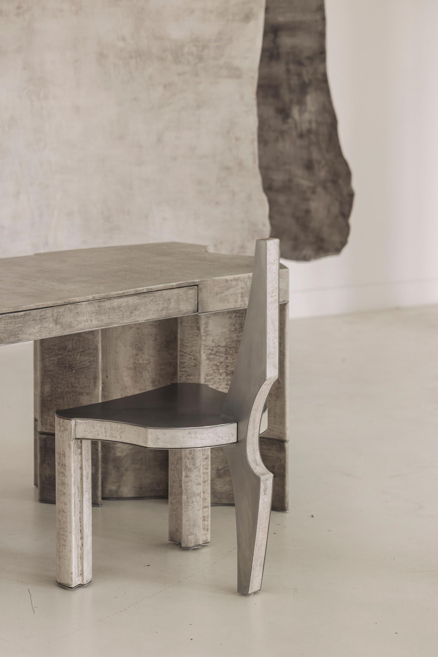 Contemporary Fragment Desk mit knochenweiß patiniertem Leder im Zustand „Neu“ im Angebot in 1204, CH