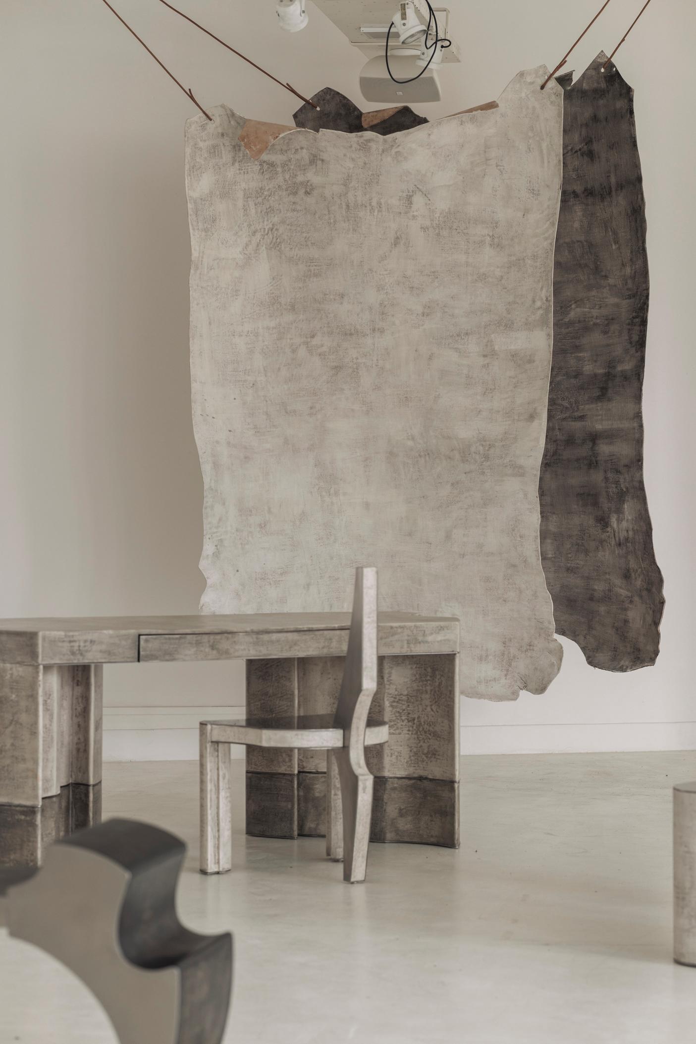 Contemporary Fragment Desk mit knochenweiß patiniertem Leder (21. Jahrhundert und zeitgenössisch) im Angebot