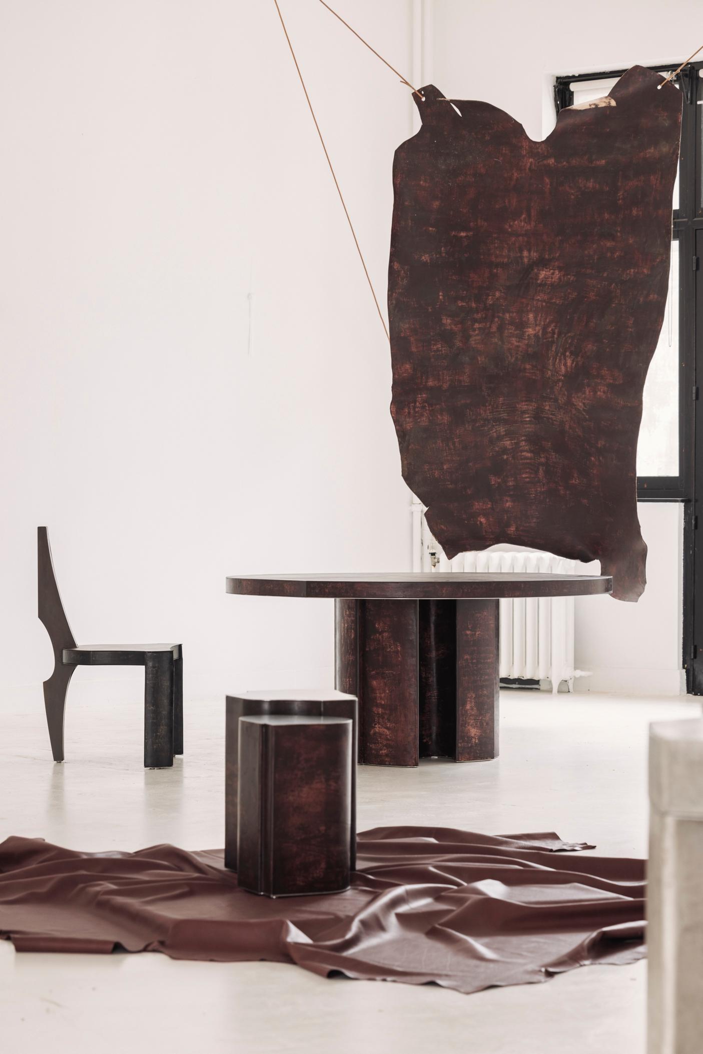 Mesa de comedor contemporánea Fragment Piel patinada burdeos Belga en venta