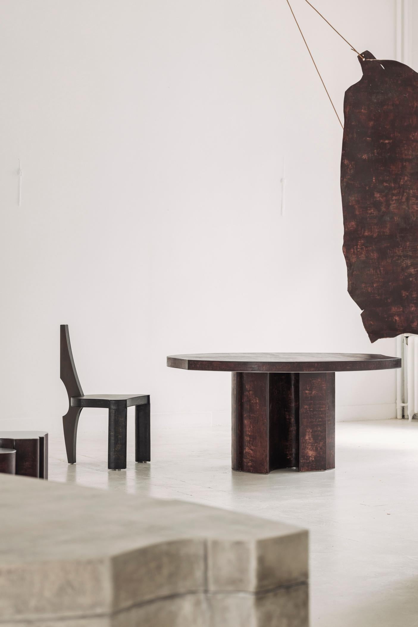 Mesa de comedor contemporánea Fragment Piel patinada burdeos Hecho a mano en venta