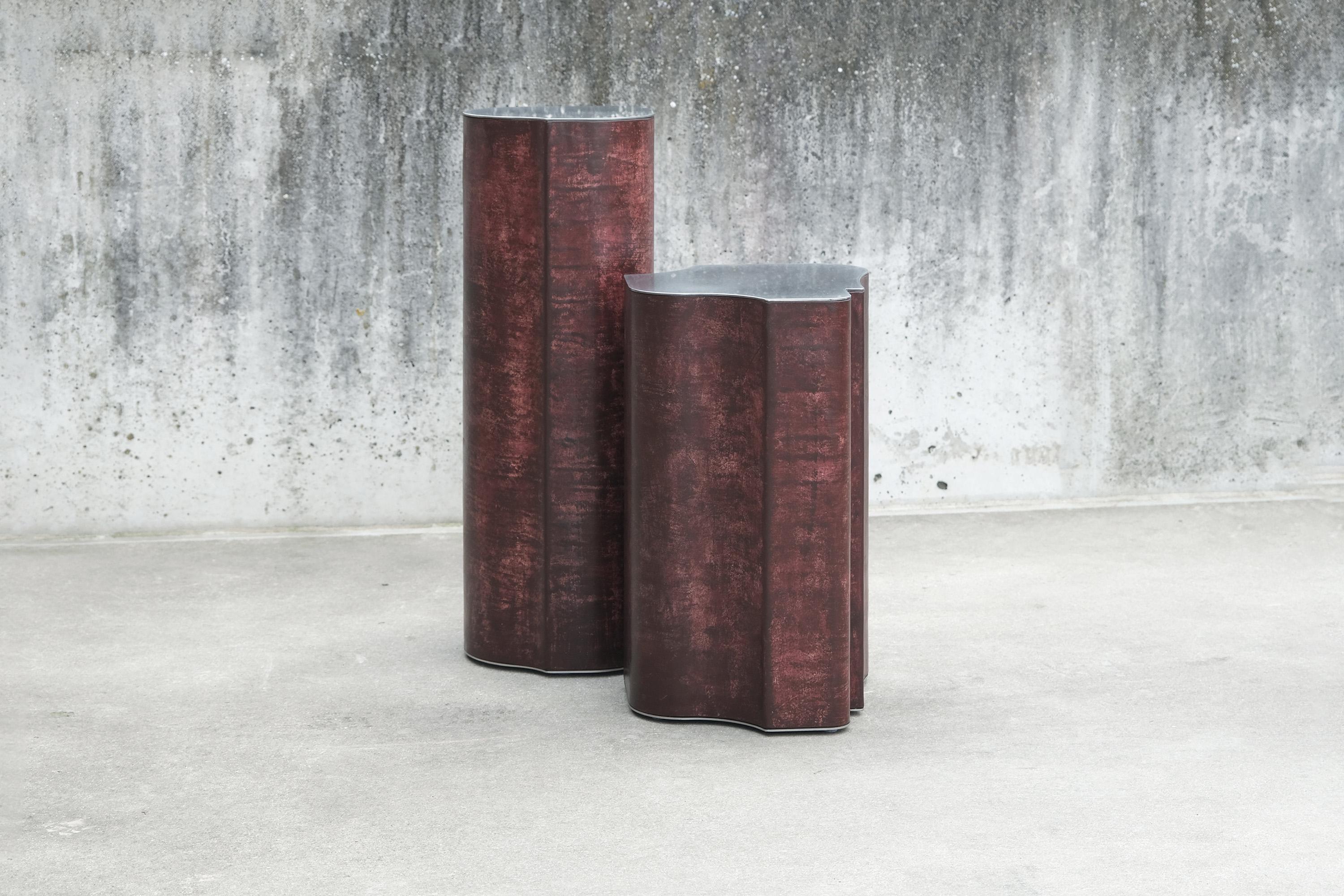 Belga Piedistallo frammento contemporaneo grande Pelle patinata bordeaux in vendita