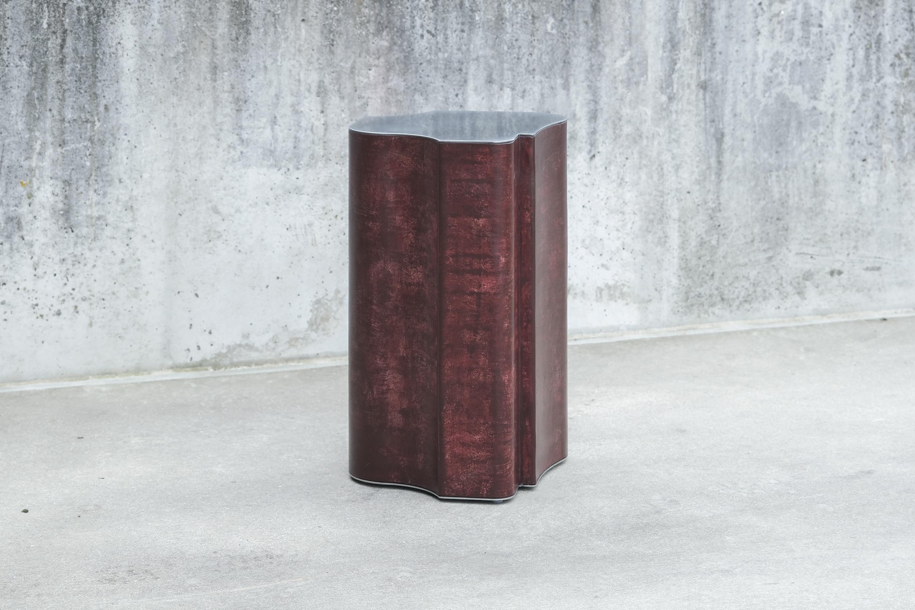 Jumandie Seys est une artiste et architecte d'intérieur belge dont le travail se situe à la frontière entre l'art et le design. Dans sa quête de l'expression pure de la forme et de la matière, il crée des objets d'une pureté sculpturale, juxtaposant