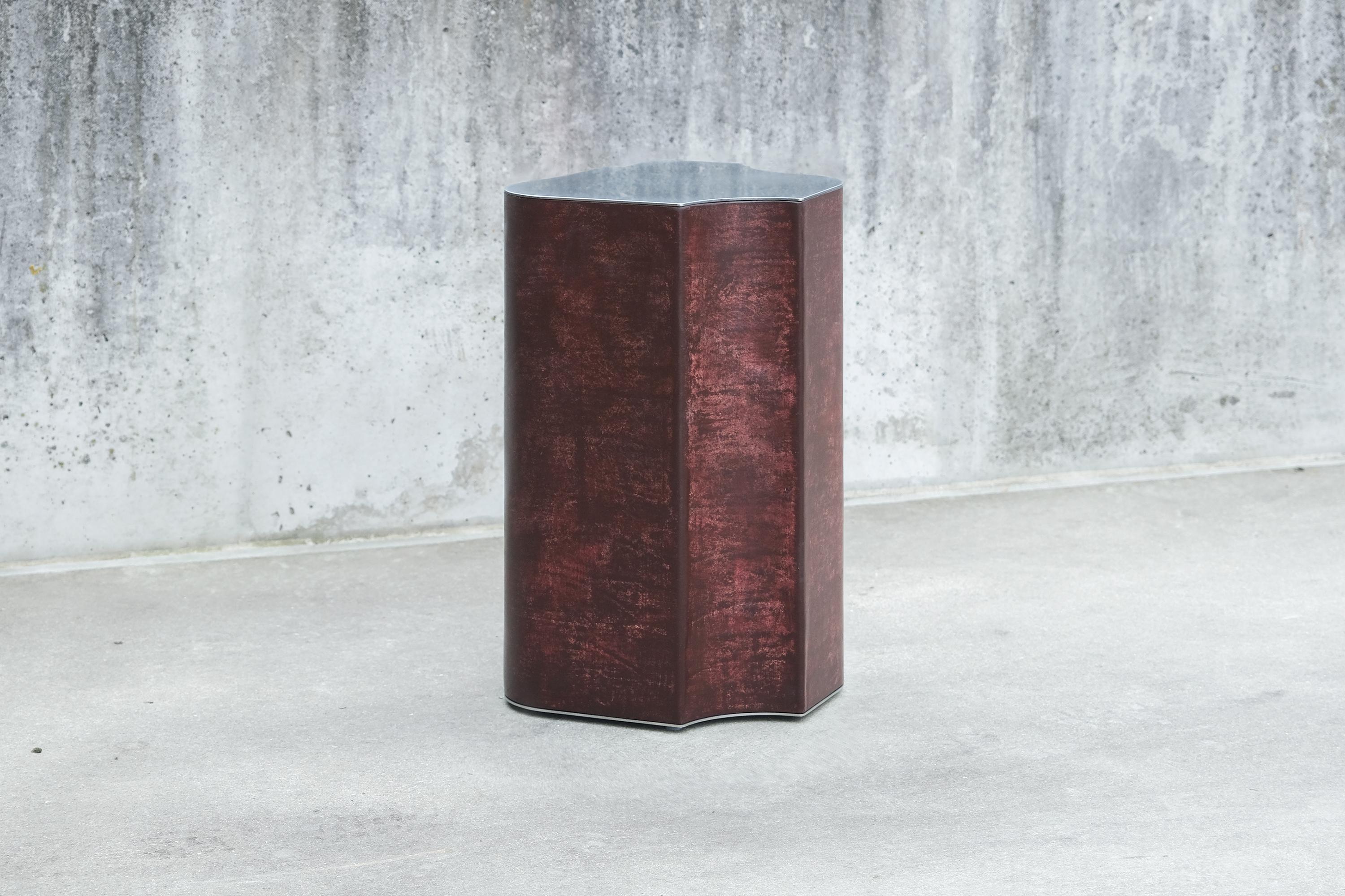 Belge The Pedestal Contemporary Medium Cuir patiné Bourgogne en vente
