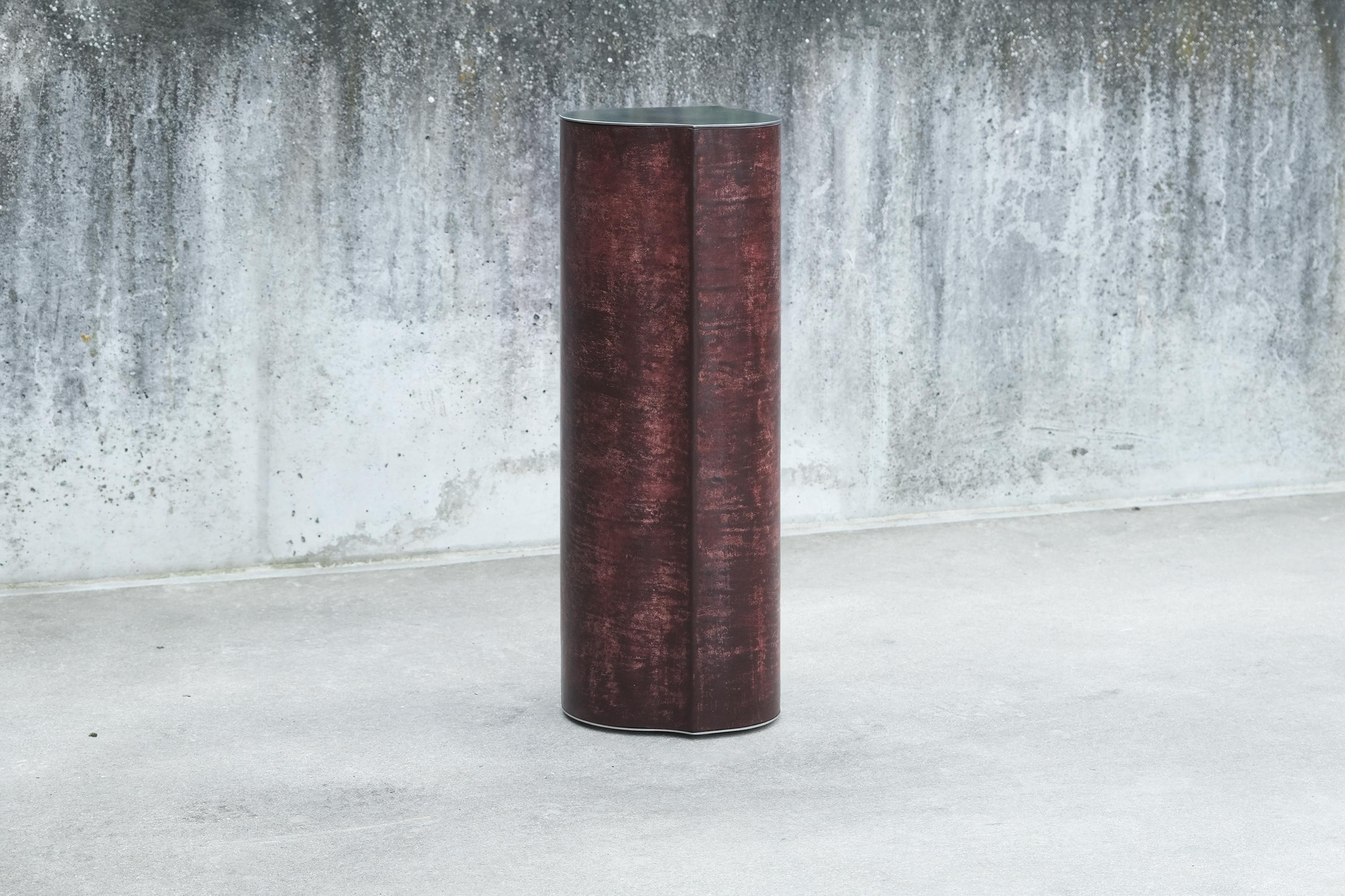 Combo Pedestales Fragmento Contemporáneo Piel patinada burdeos Hecho a mano en venta