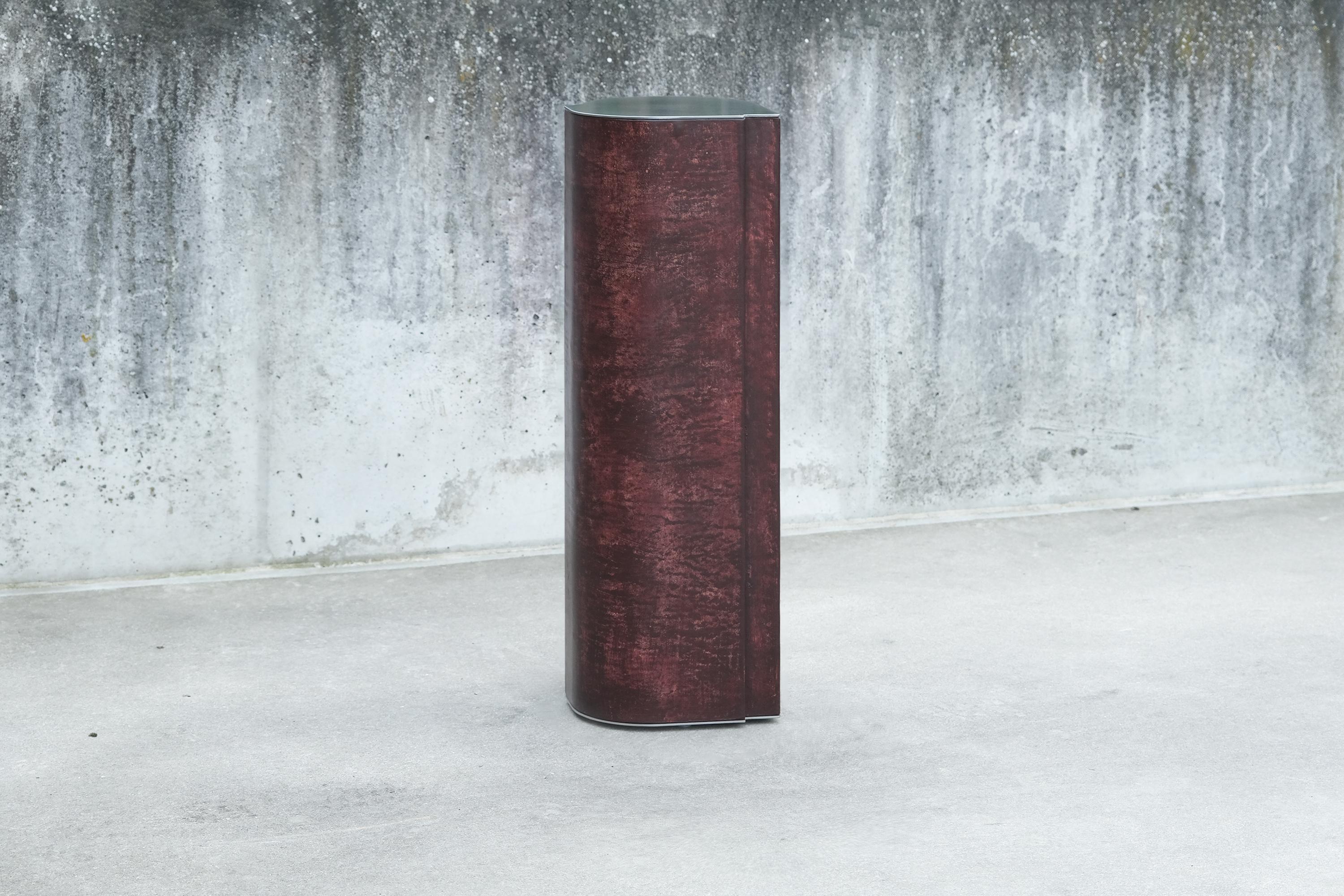 Combo Pedestales Fragmento Contemporáneo Piel patinada burdeos en Nuevo estado para la venta en 1204, CH