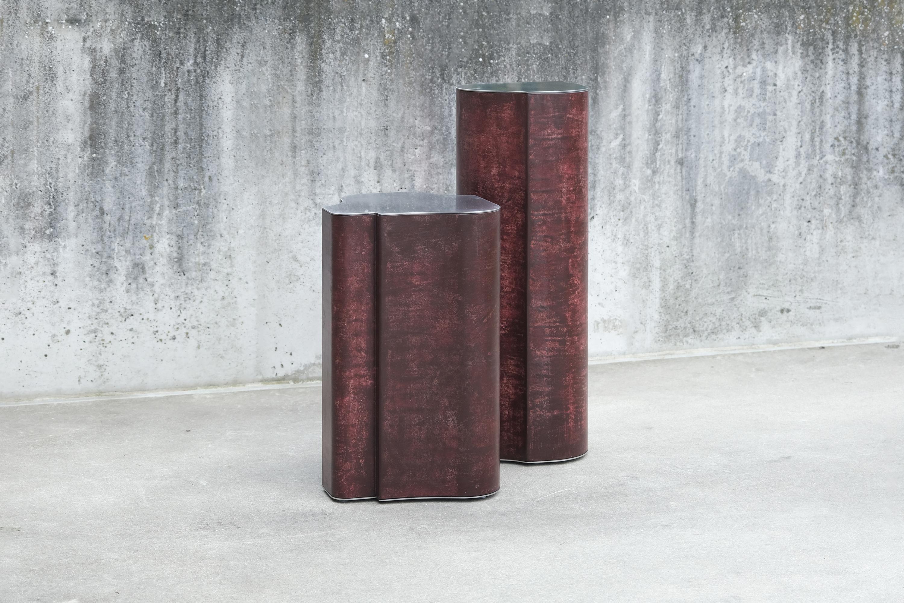 Combo Pedestales Fragmento Contemporáneo Piel patinada burdeos Acero inoxidable en venta