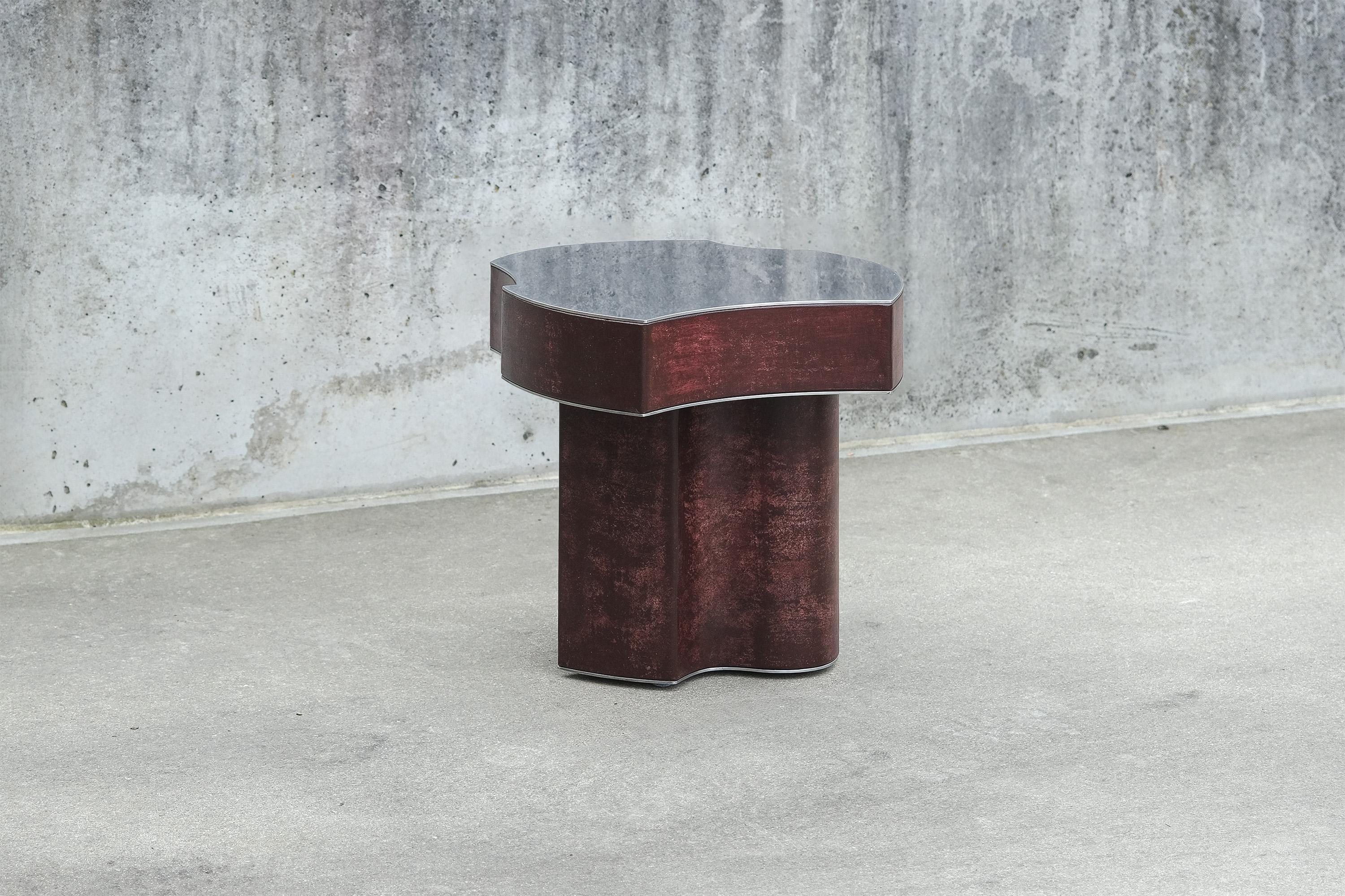 Fait main Table d'appoint Contemporary Fragment combo cuir patiné bourgogne en vente