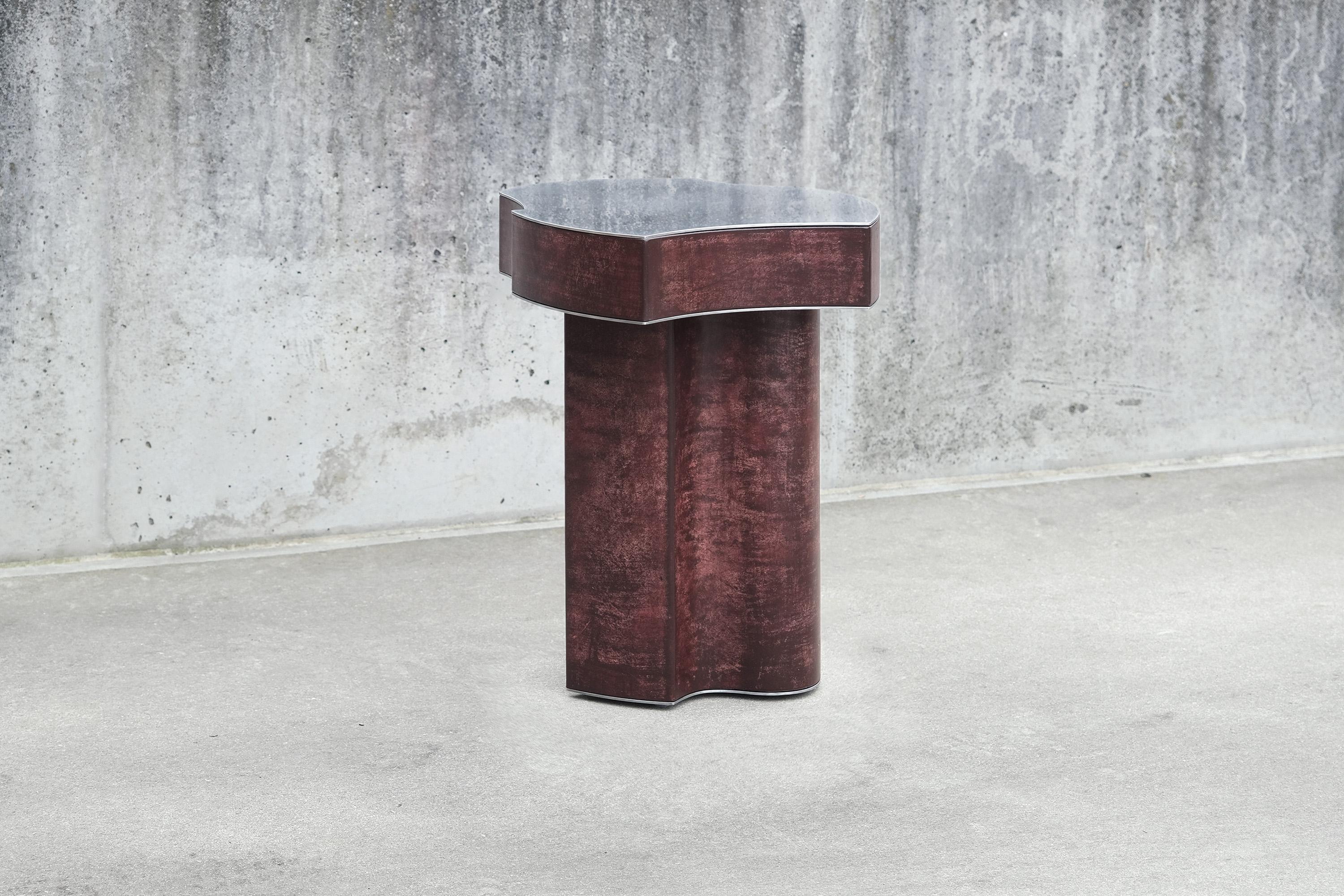 XXIe siècle et contemporain Table d'appoint Contemporary Fragment combo cuir patiné bourgogne en vente