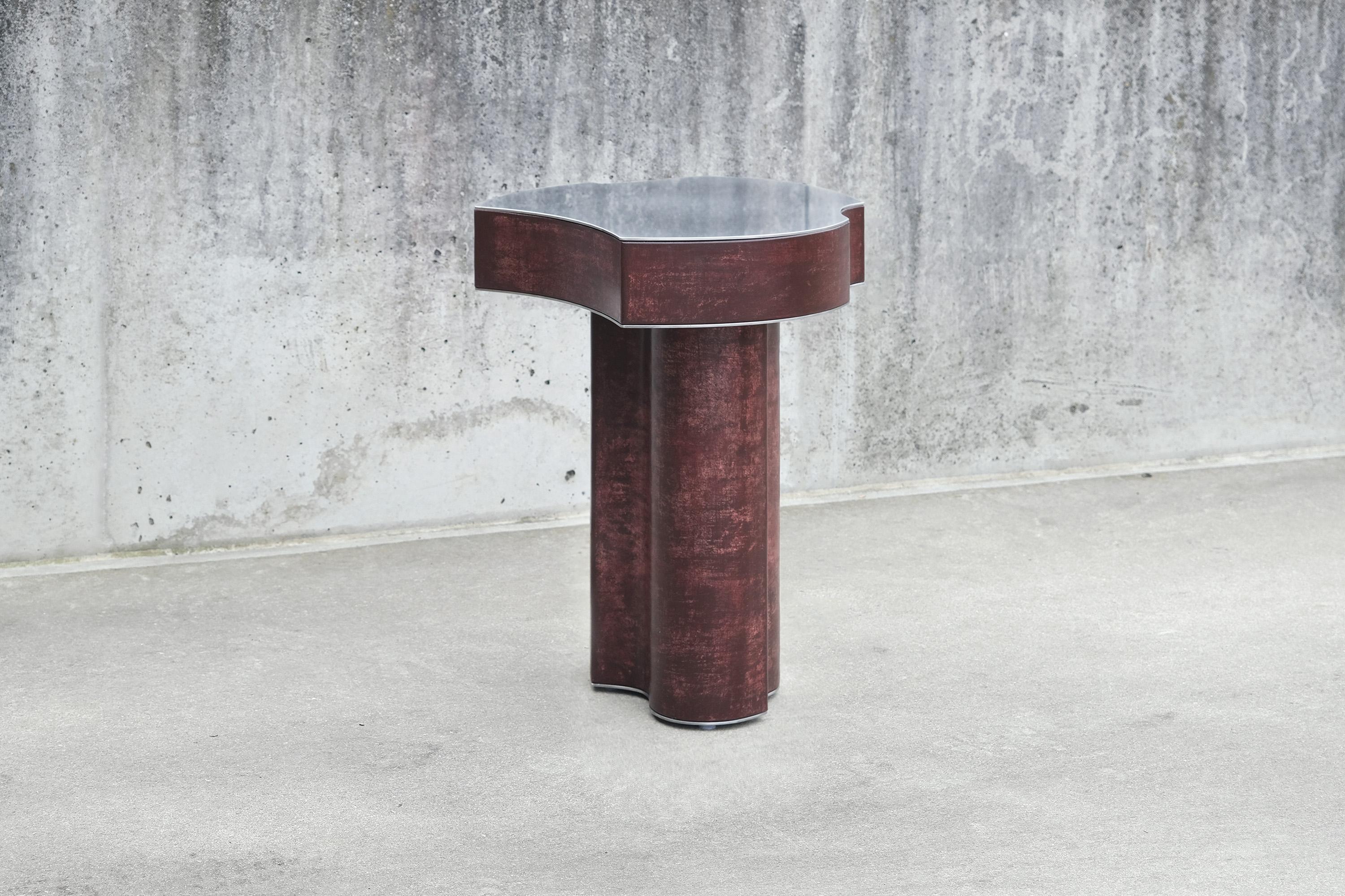 Acier inoxydable Table d'appoint Contemporary Fragment combo cuir patiné bourgogne en vente
