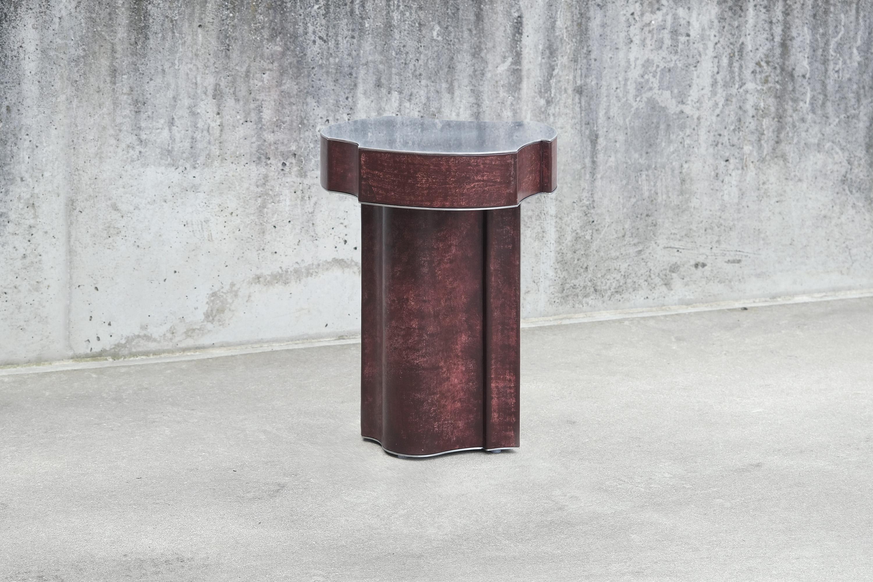 Table d'appoint Contemporary Fragment combo cuir patiné bourgogne en vente 1
