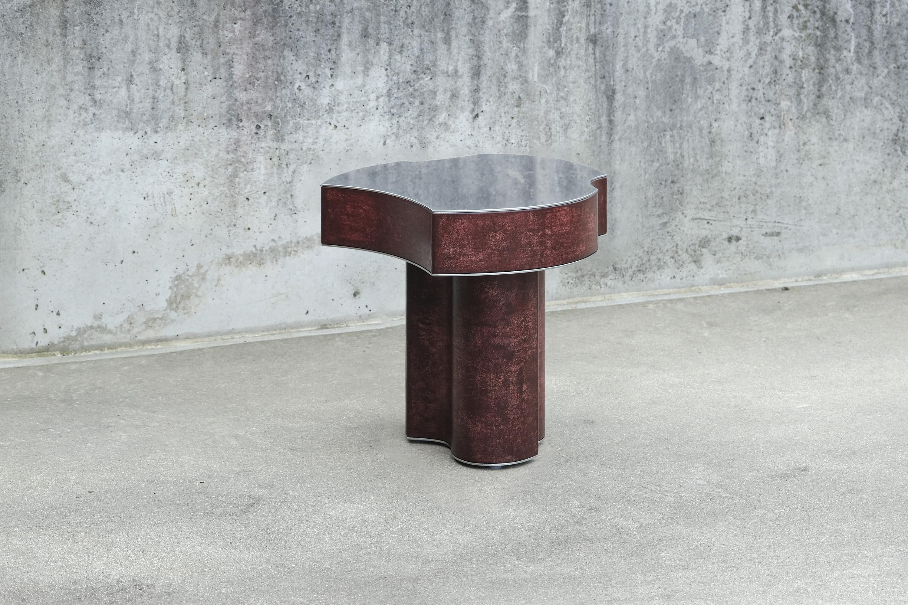 Belga Tavolino Frammento Contemporaneo II Piccolo Pelle patinata borgogna in vendita