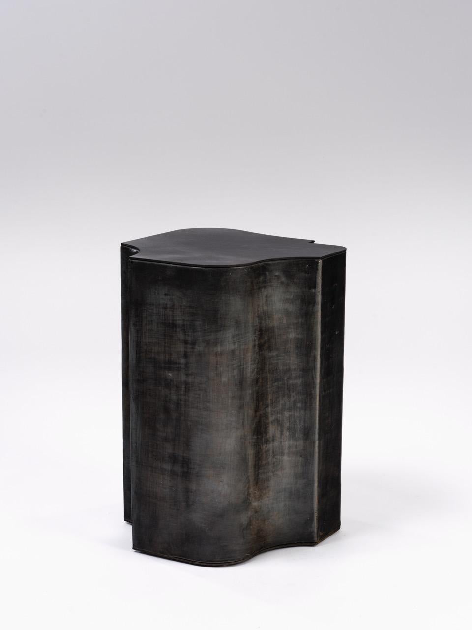 Jumandie Seys est une artiste et architecte d'intérieur belge dont le travail se situe à la frontière entre l'art et le design. Dans sa quête de l'expression pure de la forme et de la matière, il crée des objets d'une pureté sculpturale, juxtaposant