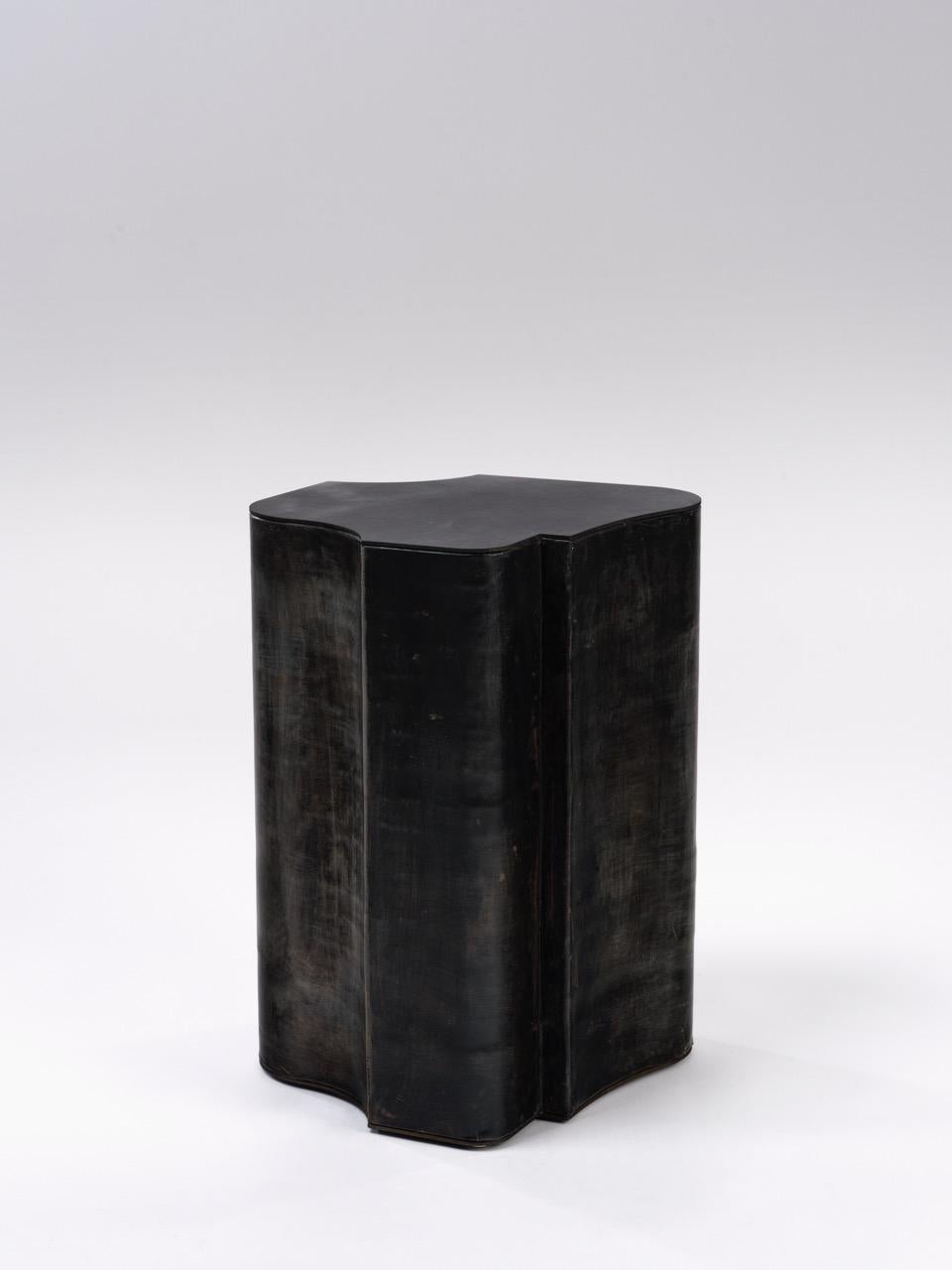 Belge Table d'appoint contemporaine Fragment Medium en cuir patiné noir en vente