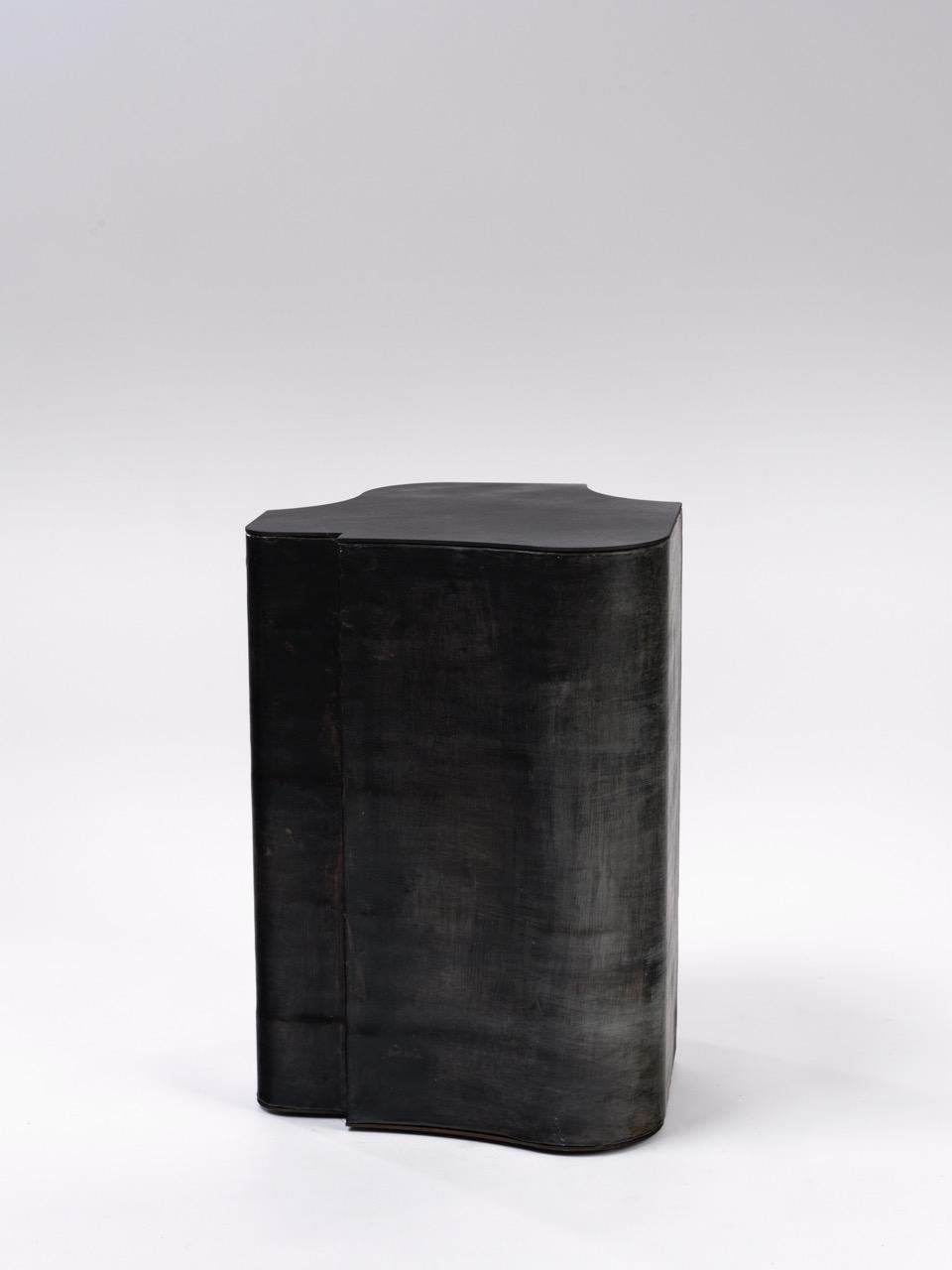 Fait main Table d'appoint contemporaine Fragment Medium en cuir patiné noir en vente