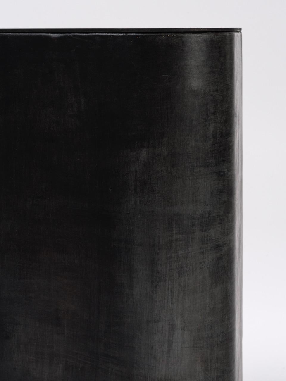 XXIe siècle et contemporain Table d'appoint contemporaine Fragment Medium en cuir patiné noir en vente