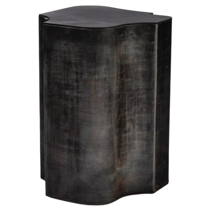 Table d'appoint contemporaine Fragment Medium en cuir patiné noir