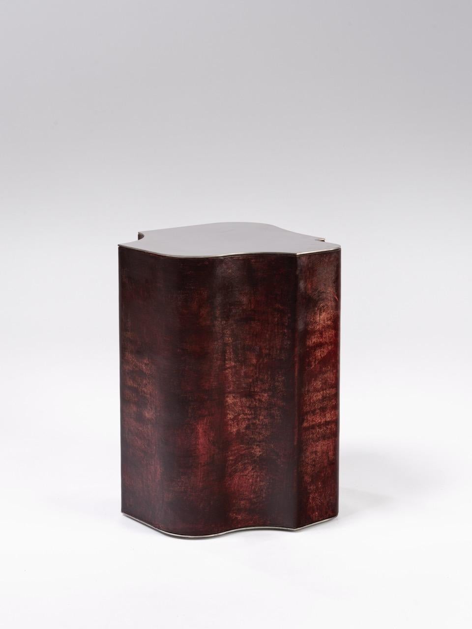 Belge Table d'appoint Contemporary Fragment Medium en cuir patiné bordeaux en vente