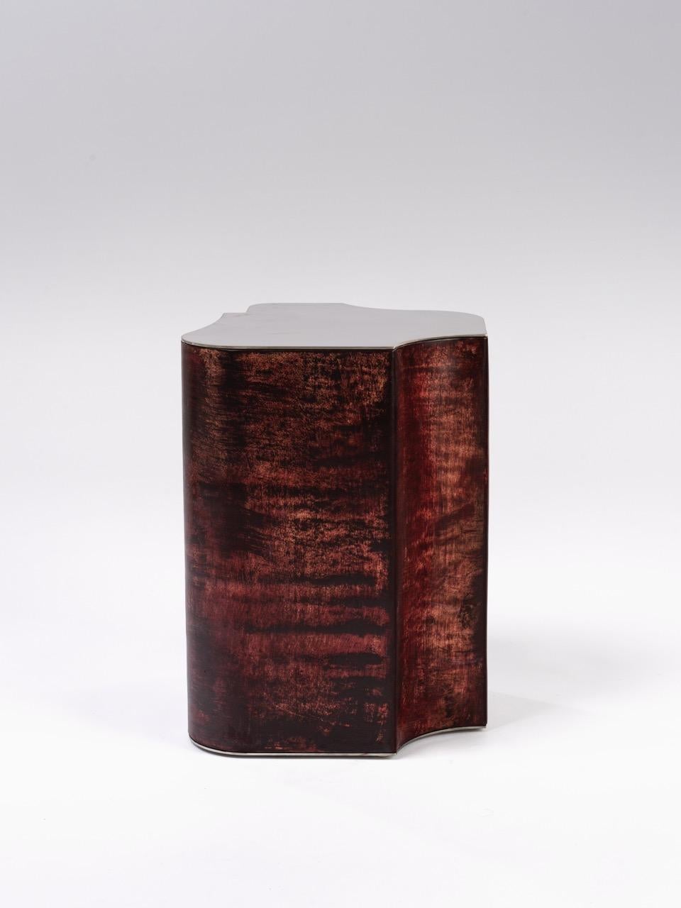 Fait main Table d'appoint Contemporary Fragment Medium en cuir patiné bordeaux en vente