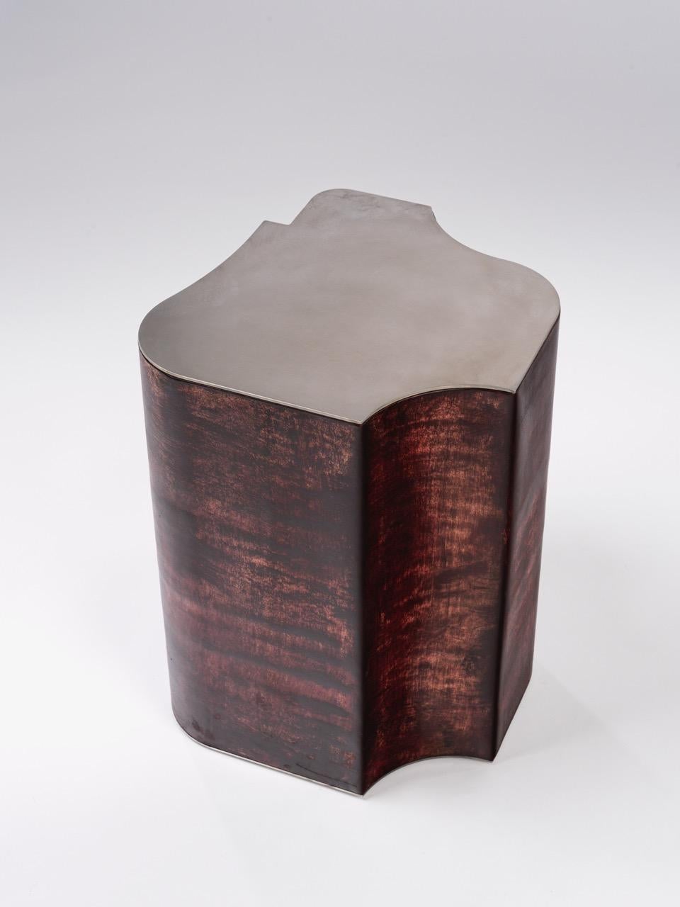 Table d'appoint Contemporary Fragment Medium en cuir patiné bordeaux Neuf - En vente à 1204, CH
