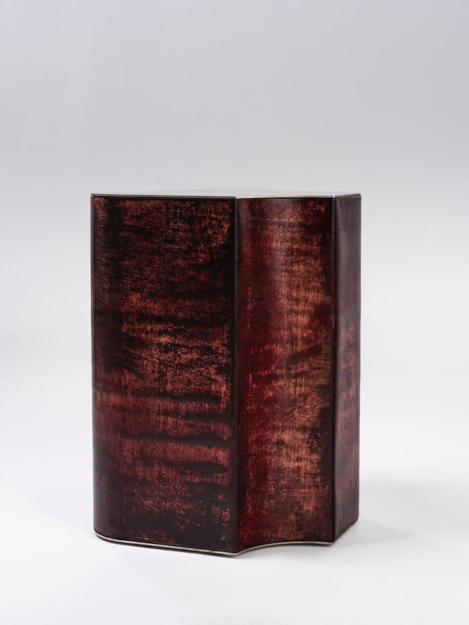 XXIe siècle et contemporain Table d'appoint Contemporary Fragment Medium en cuir patiné bordeaux en vente