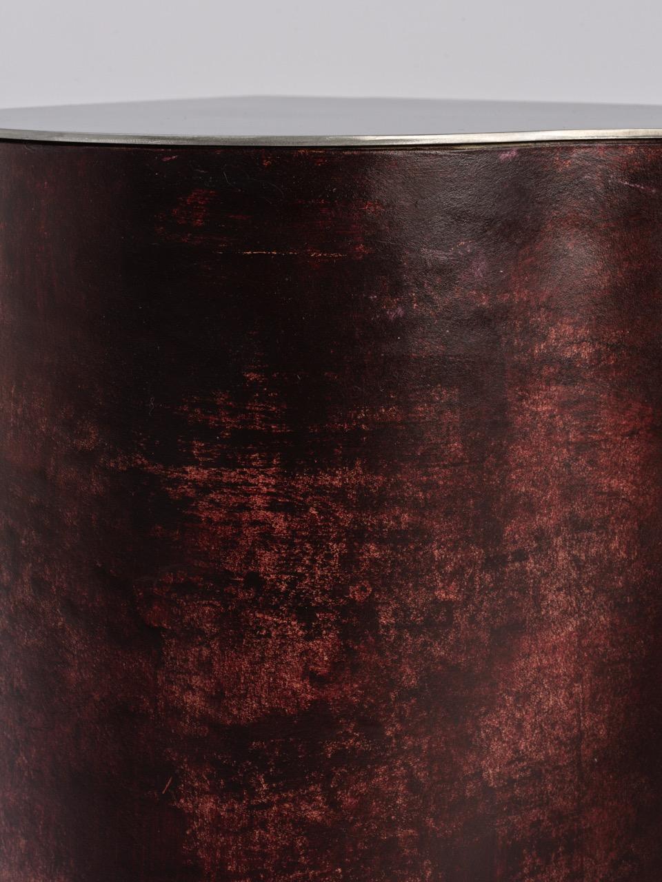 Acier inoxydable Table d'appoint Contemporary Fragment Medium en cuir patiné bordeaux en vente
