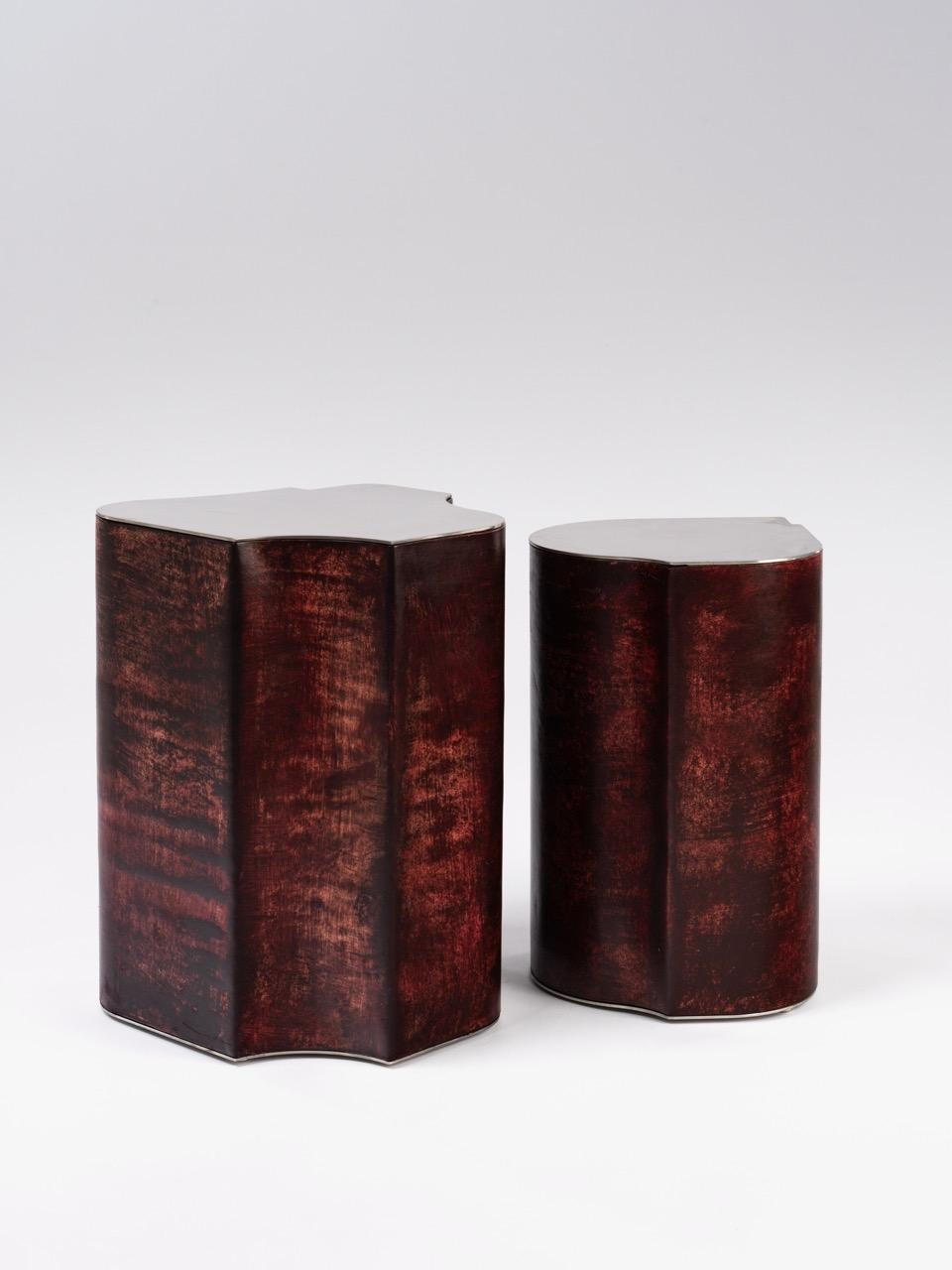 Table d'appoint Contemporary Fragment Medium en cuir patiné bordeaux en vente 1