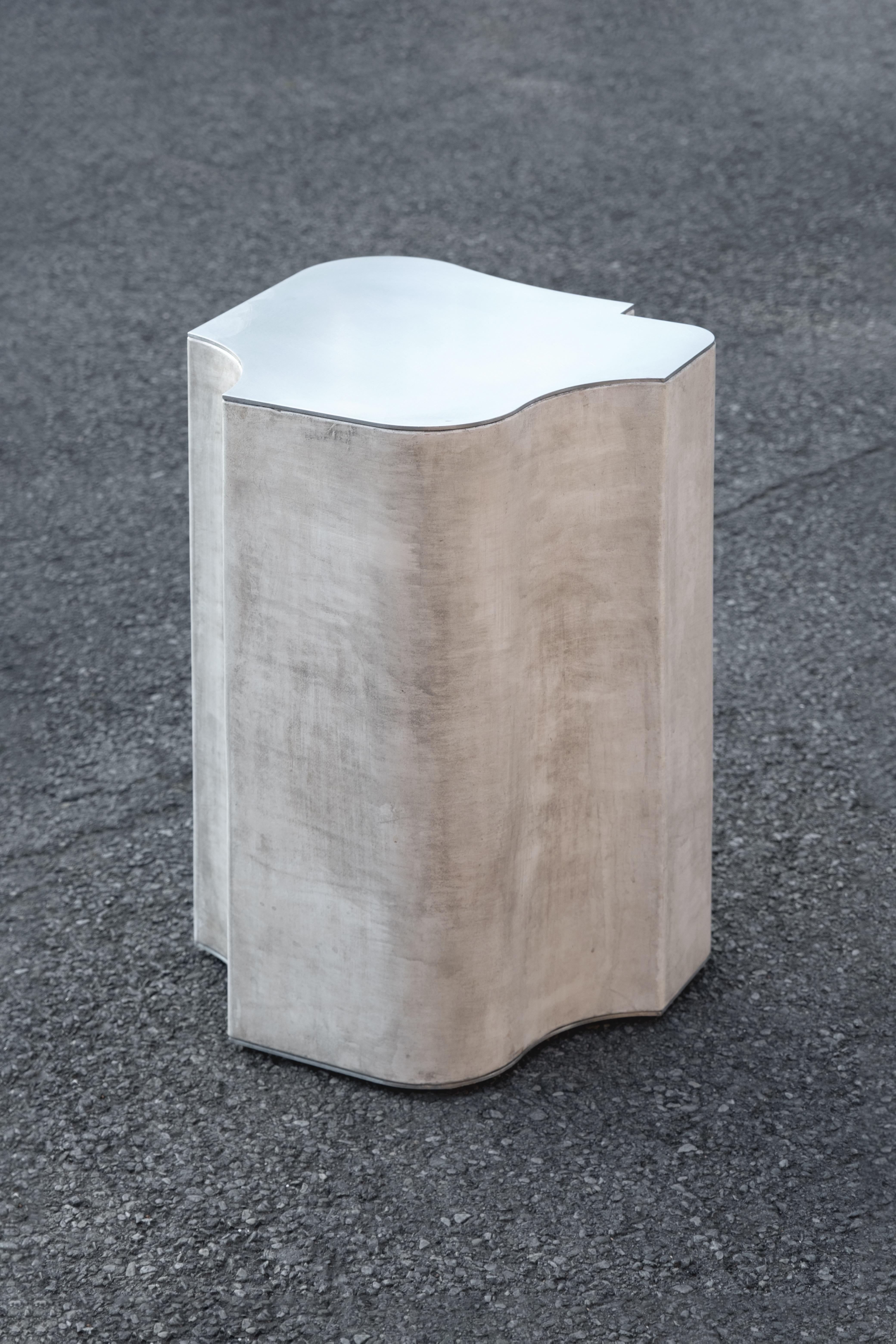 Jumandie Seys est une artiste et architecte d'intérieur belge dont le travail se situe à la frontière entre l'art et le design. Dans sa quête de l'expression pure de la forme et de la matière, il crée des objets d'une pureté sculpturale, juxtaposant