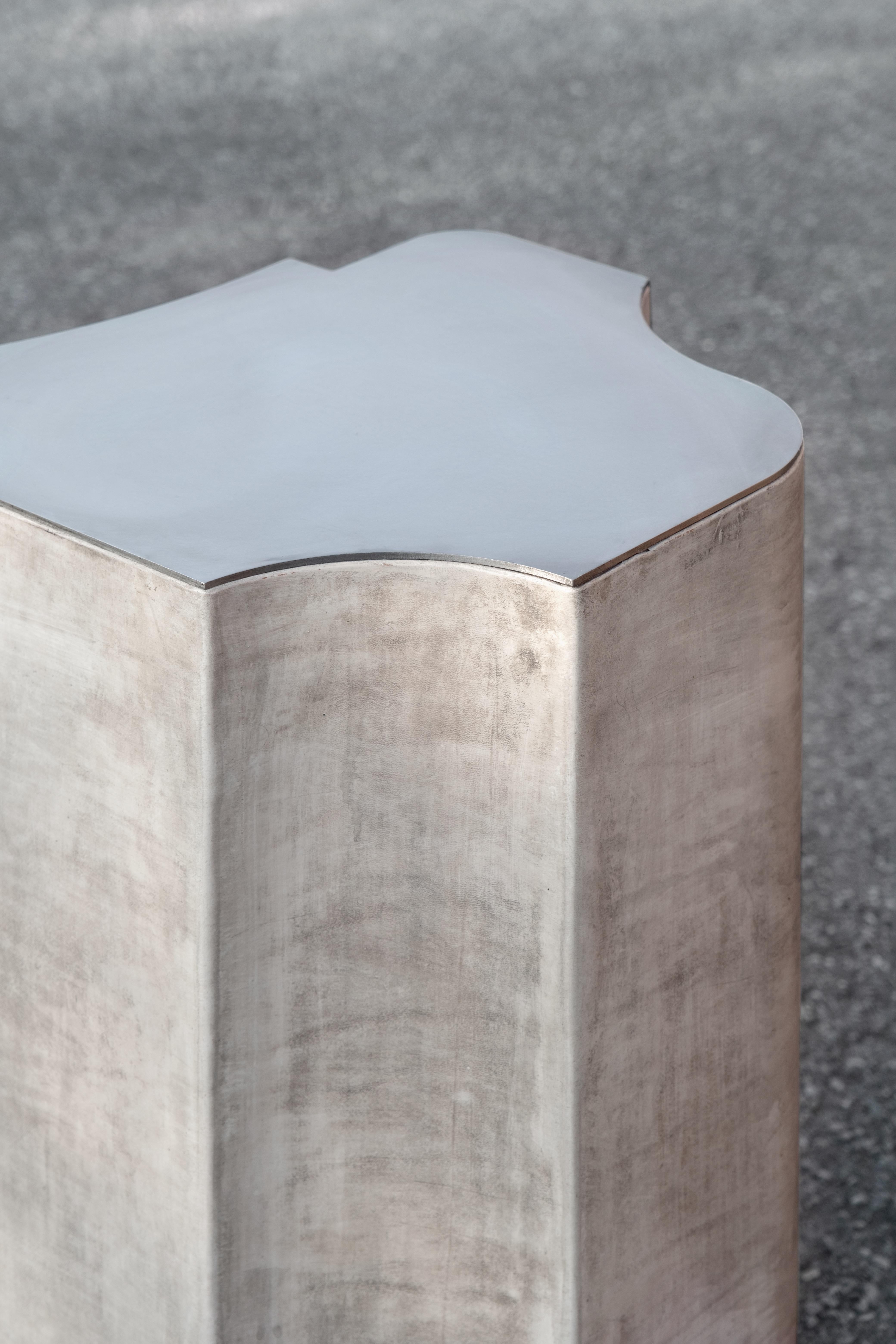 Belge Table d'appoint contemporaine Fragment Medium en cuir patiné par Jumandie Seys en vente