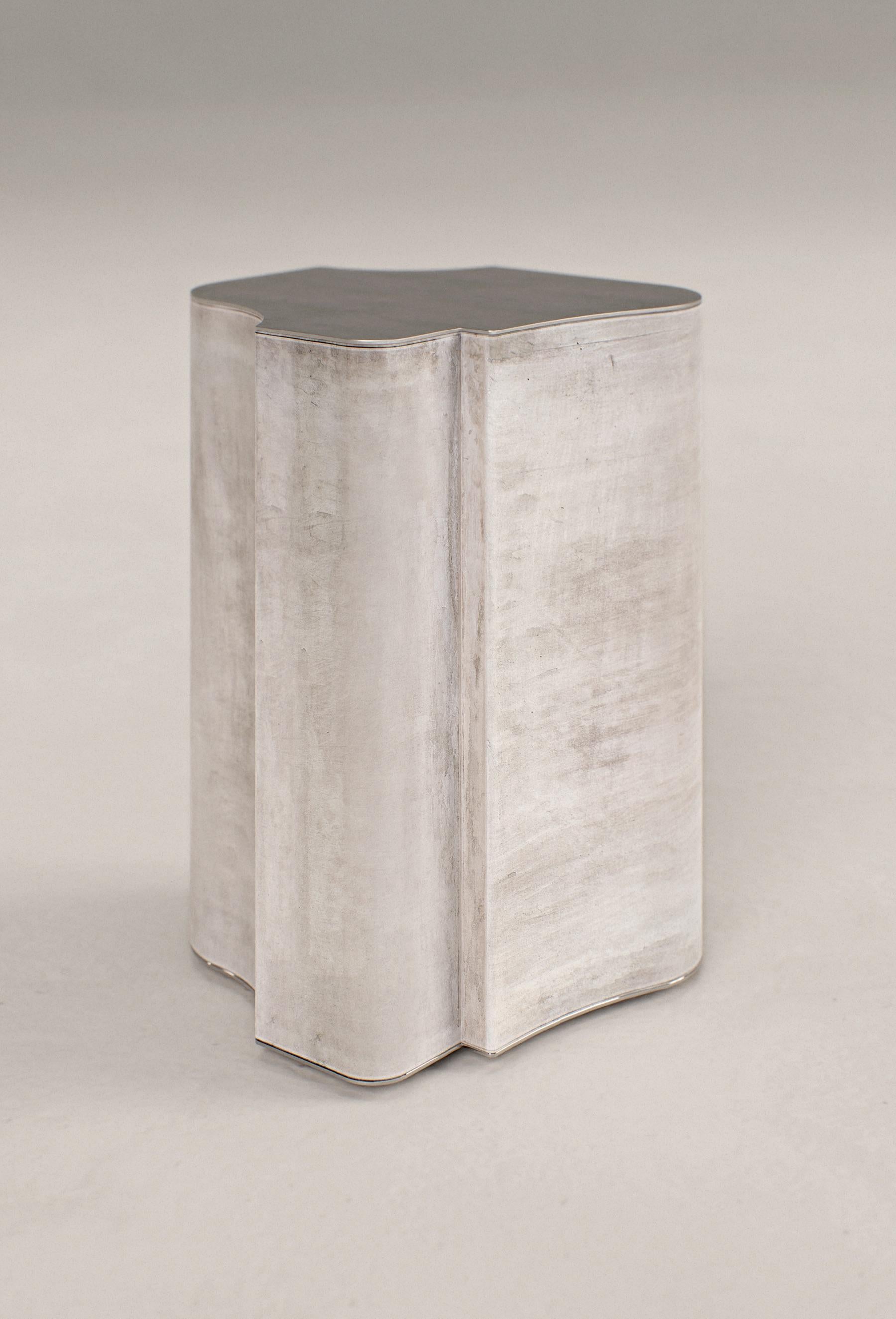 XXIe siècle et contemporain Table d'appoint contemporaine Fragment Medium en cuir patiné par Jumandie Seys en vente