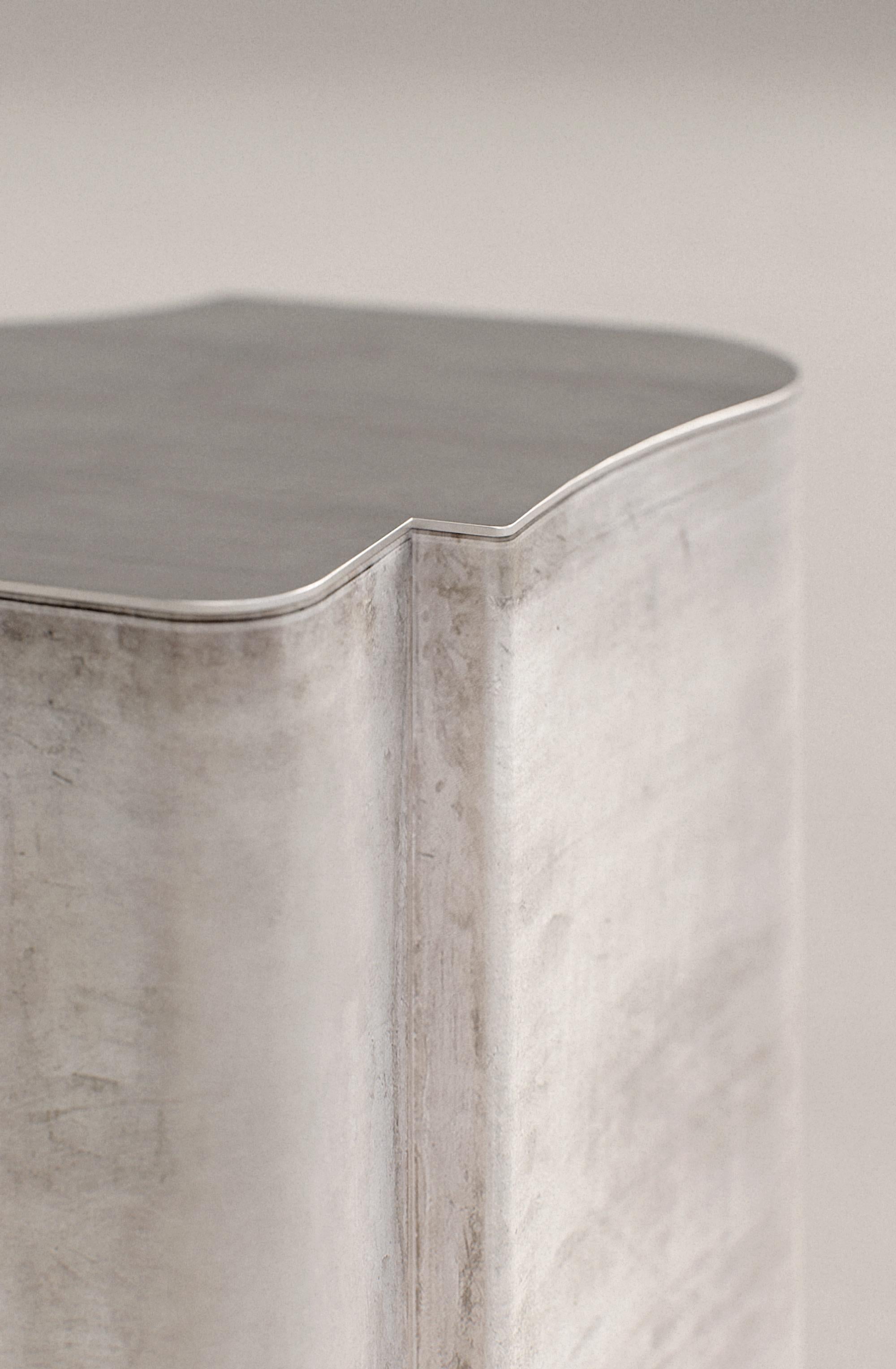 Acier inoxydable Table d'appoint contemporaine Fragment Medium en cuir patiné par Jumandie Seys en vente