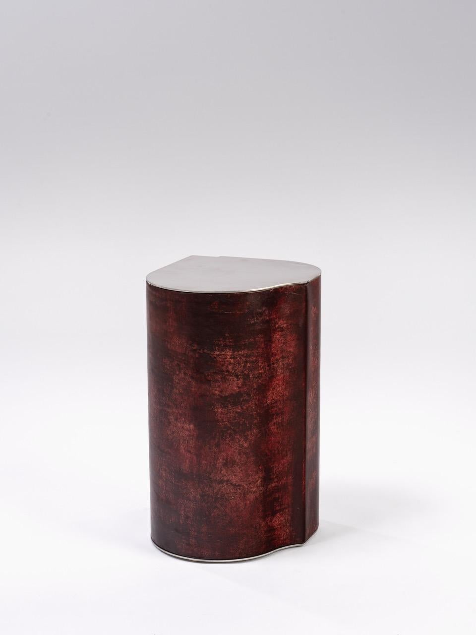 Fait main Table d'appoint Contemporary Fragment Small Bourgogne cuir patiné en vente
