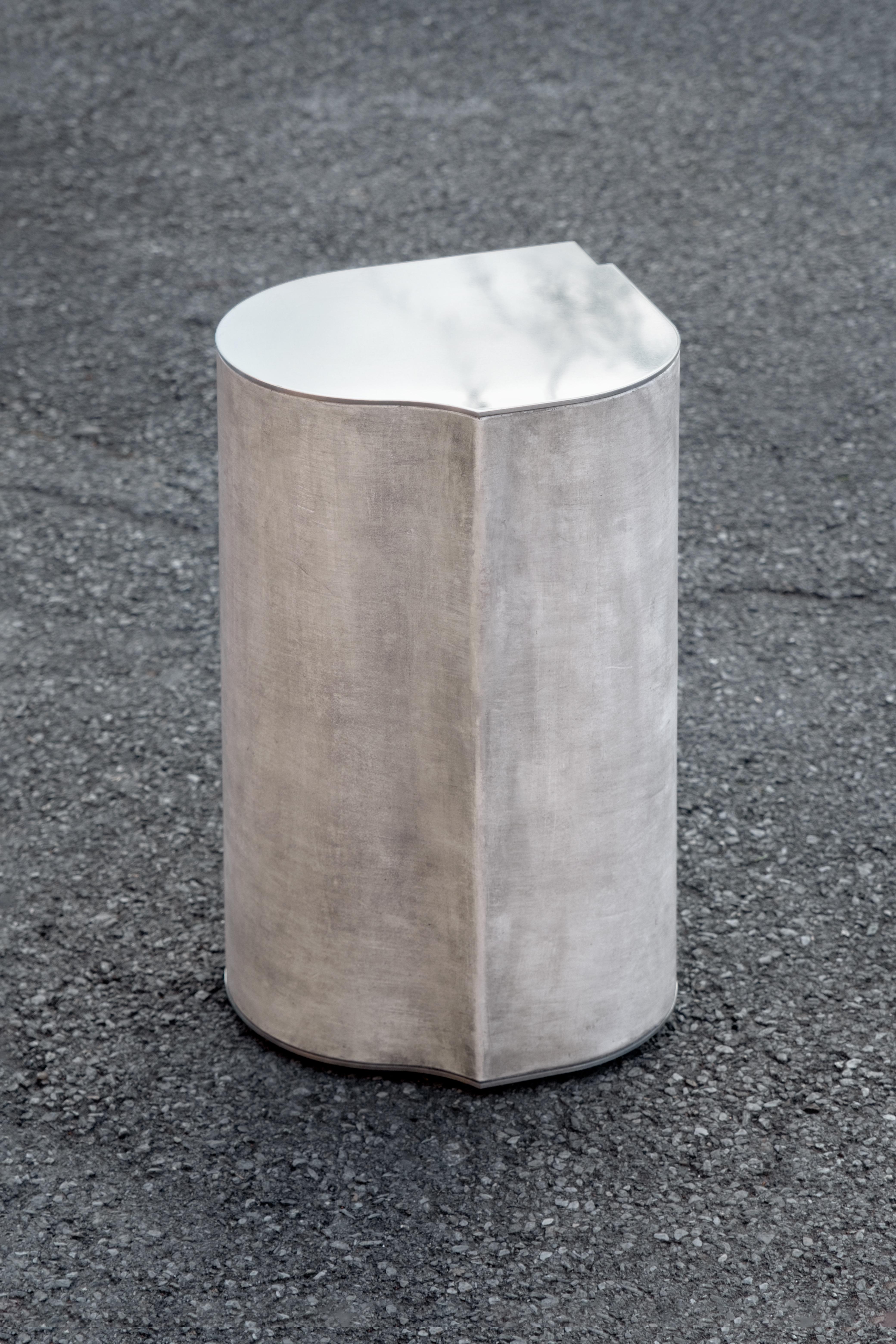Jumandie Seys is a Belgian artist and interior designer whose work straddles the boundary between art and design. In his quest for pure expression of form and material, he creates objects with sculptural purity, often juxtaposing raw, organic