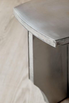 Sgabello Fragment contemporaneo in pelle patinata di Jumandie Seys