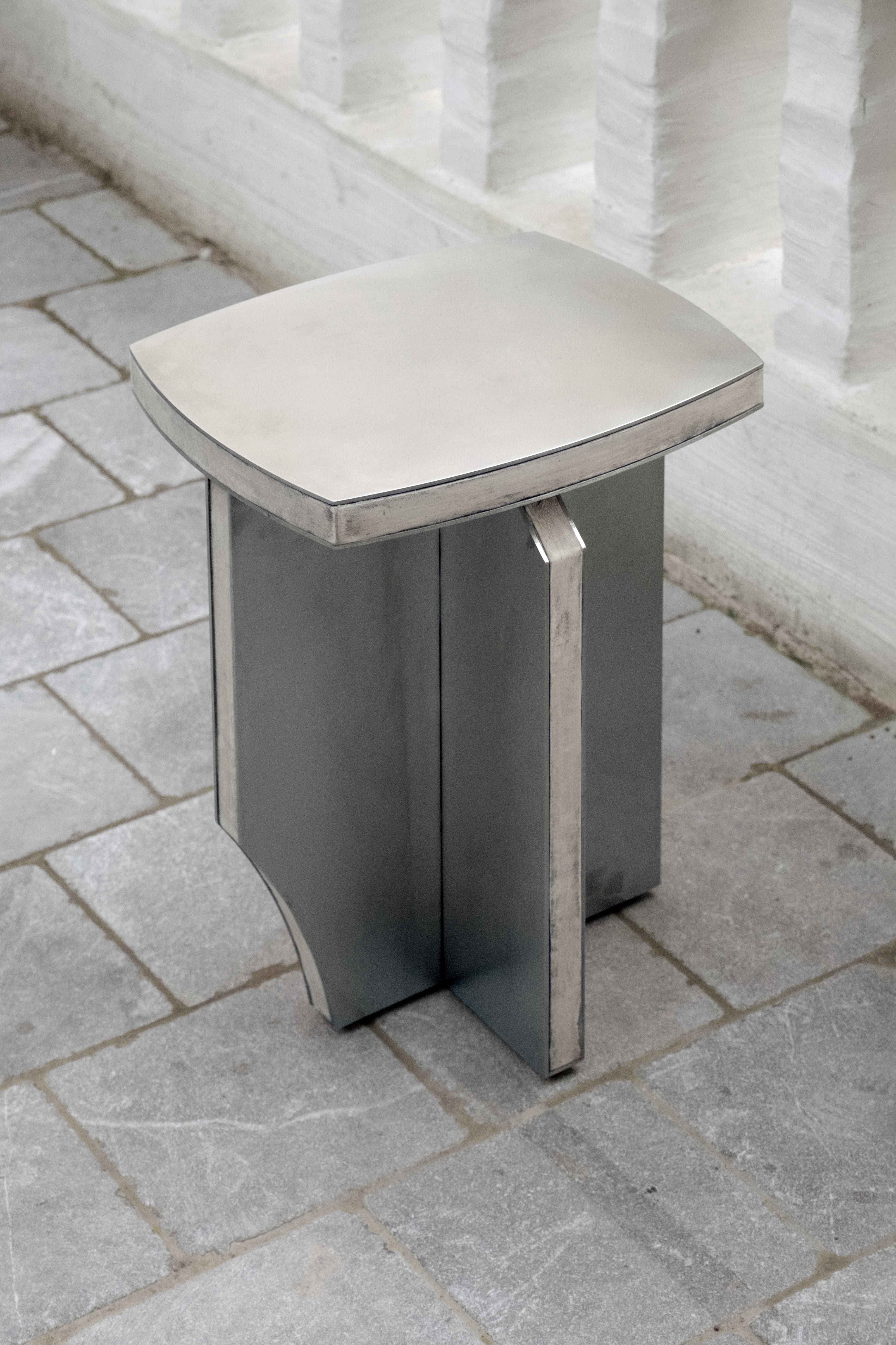 Contemporary Fragment Hocker mit patiniertem Leder von Jumandie Seys (Belgisch) im Angebot