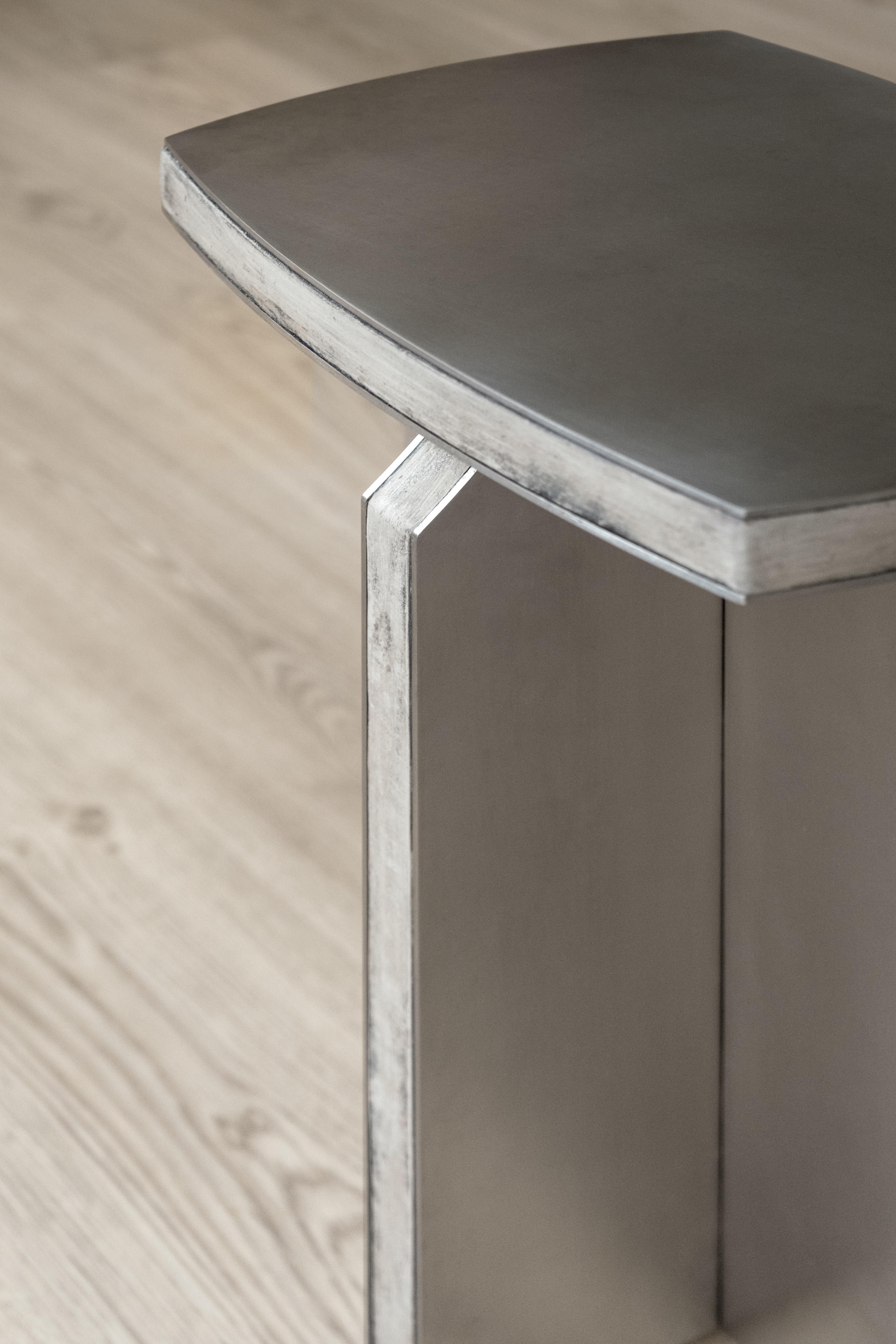 Contemporary Fragment Hocker mit patiniertem Leder von Jumandie Seys (Handgefertigt) im Angebot