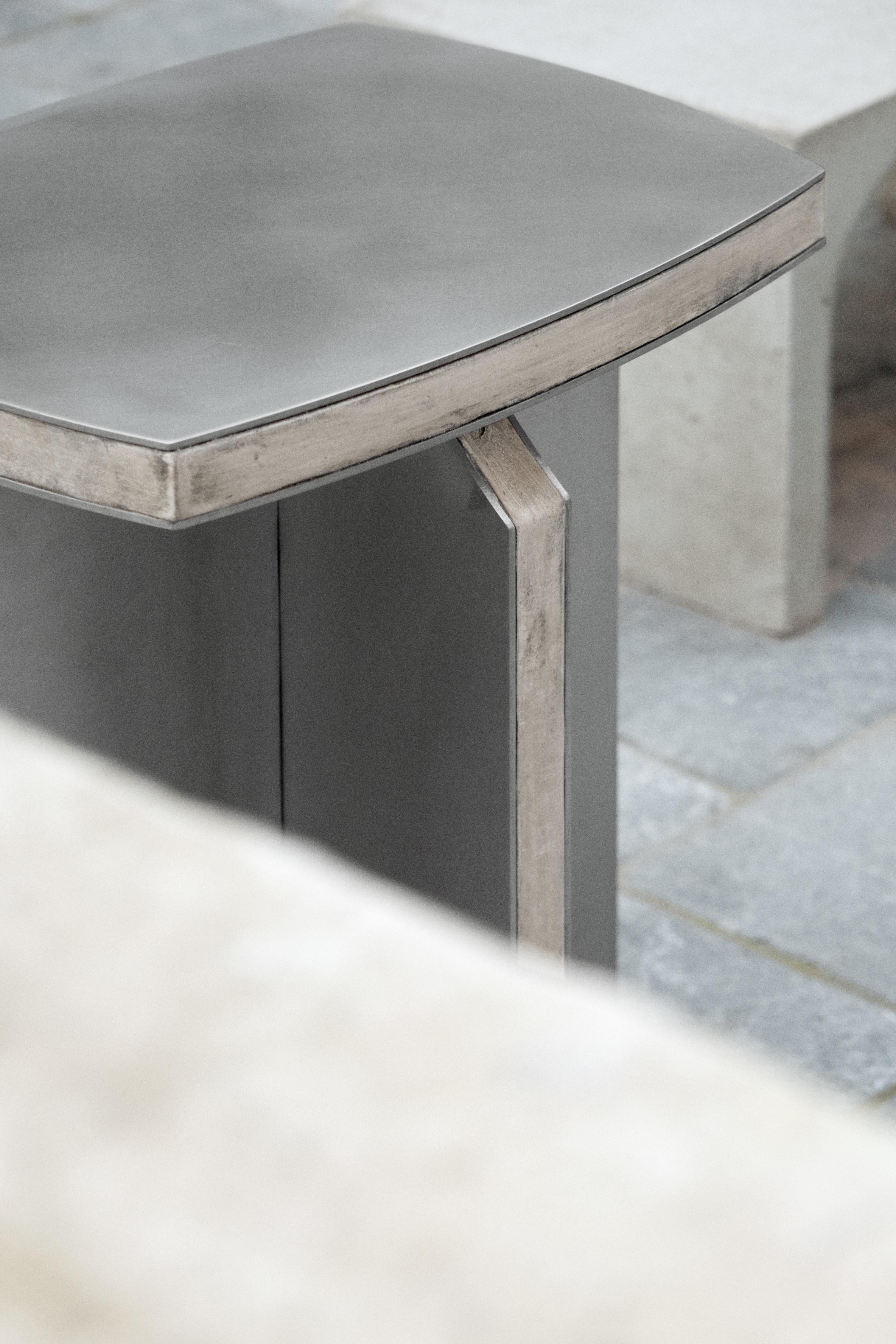 Contemporary Fragment Hocker mit patiniertem Leder von Jumandie Seys (21. Jahrhundert und zeitgenössisch) im Angebot