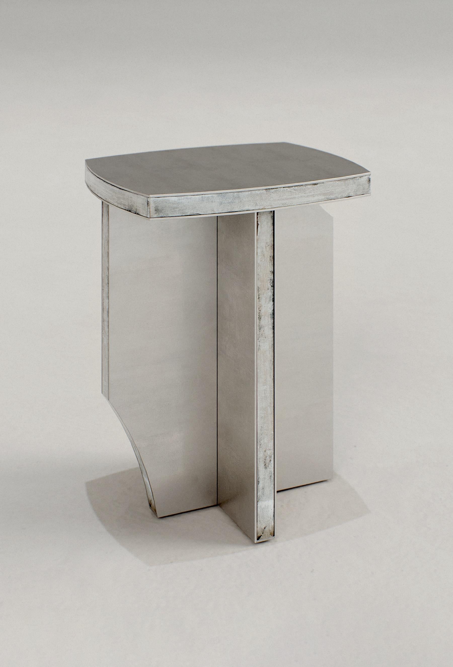 Contemporary Fragment Hocker mit patiniertem Leder von Jumandie Seys (Edelstahl) im Angebot