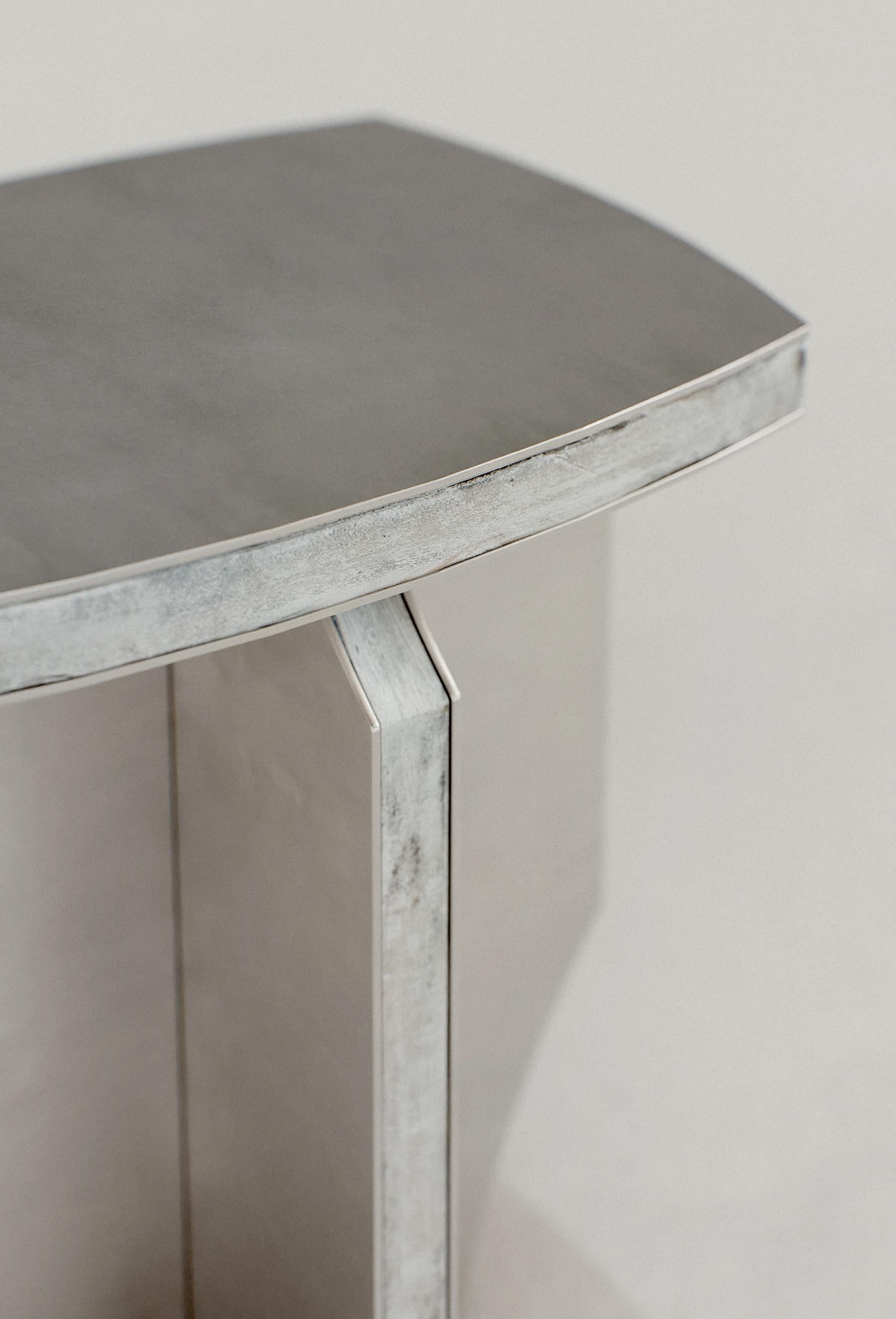 Contemporary Fragment Hocker mit patiniertem Leder von Jumandie Seys im Angebot 2