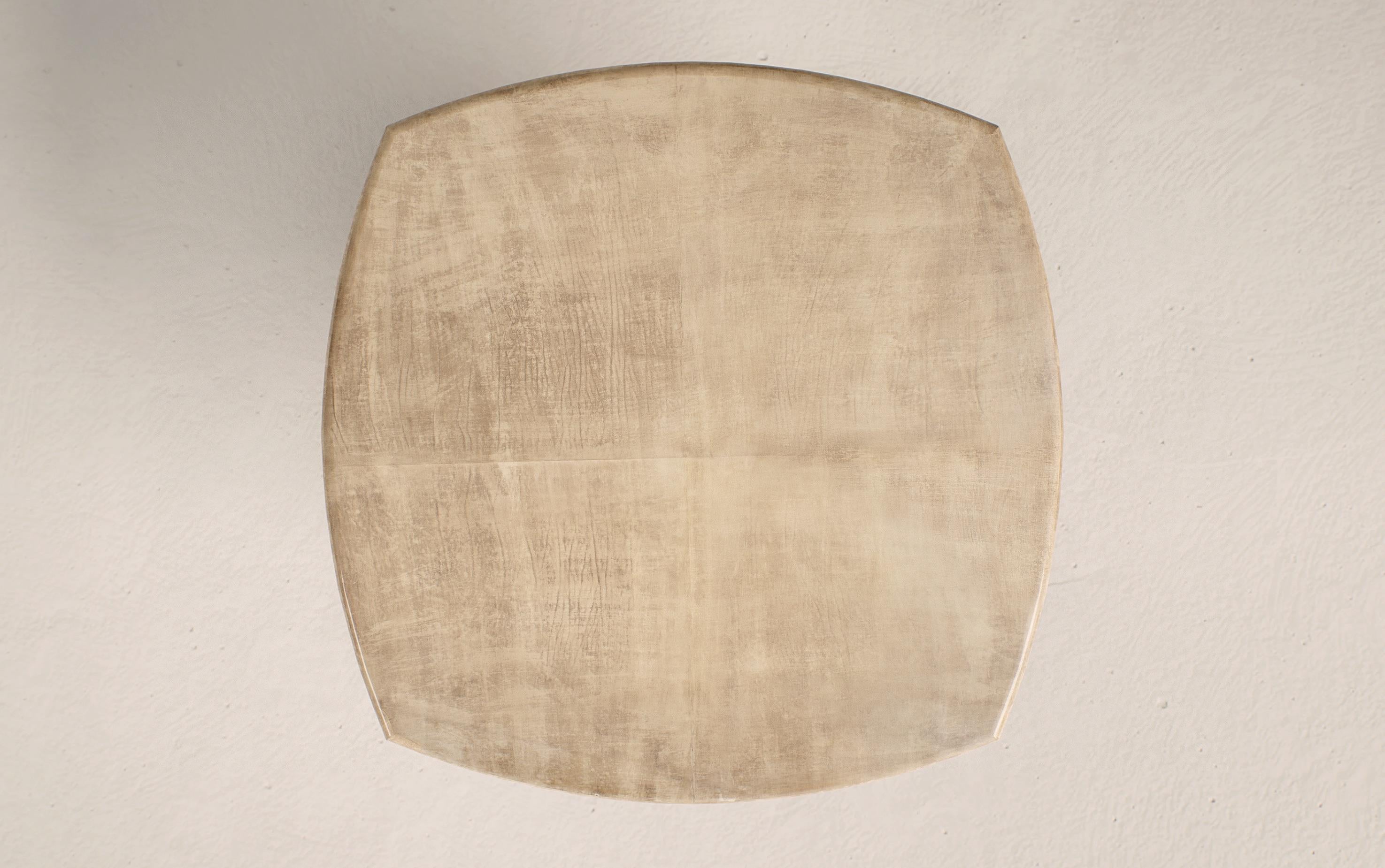 Jumandie Seys est une artiste et architecte d'intérieur belge dont le travail se situe à la frontière entre l'art et le design. Dans sa quête de l'expression pure de la forme et de la matière, il crée des objets d'une pureté sculpturale, juxtaposant