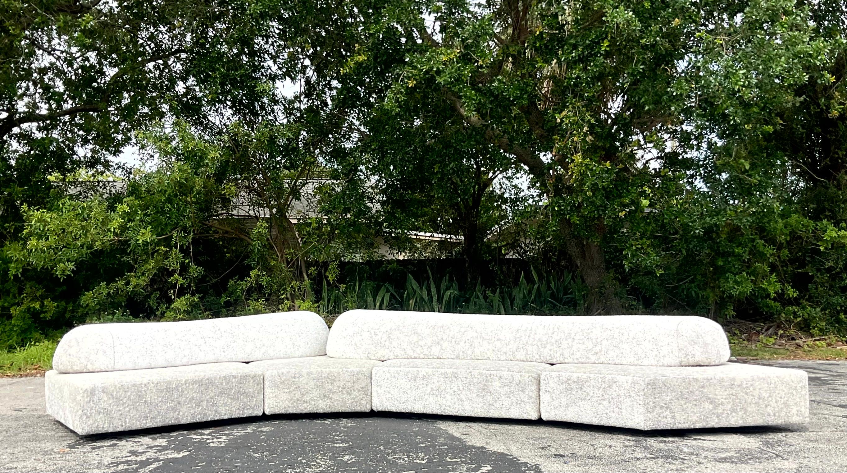 Ti presentiamo l'epitome del lusso moderno: il divano Contemporary Francesco Binfaré for Edra 'On The Rocks'. Questo pezzo squisito combina perfettamente l'estro del design italiano con il comfort americano, grazie a una sontuosa imbottitura e a una
